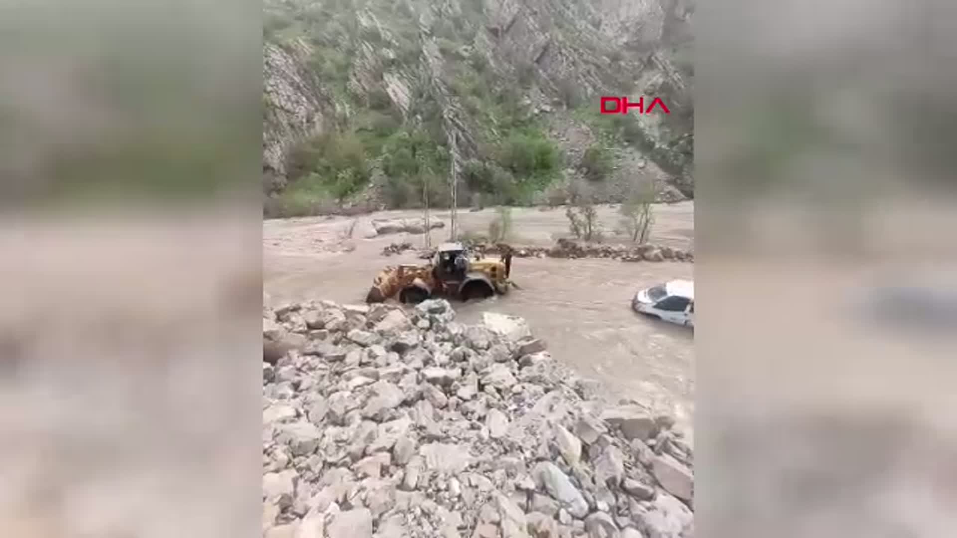 Hakkari'de Dere Taştı, Minibüs Sürüklendi: 3 Kişi Son Anda Kurtarıldı