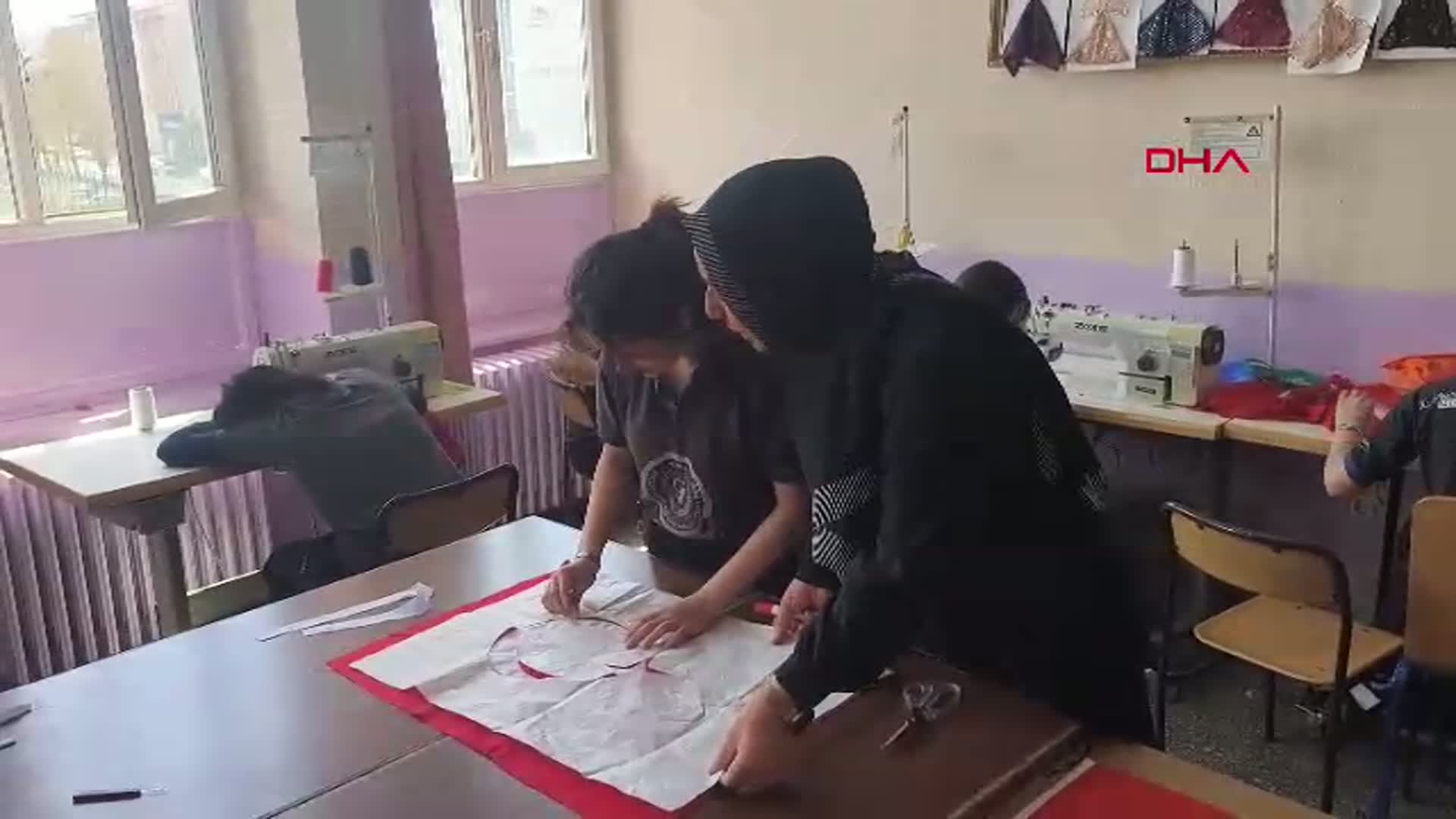 19 Mayıs Coşkusu Kars'ta Dalgalanıyor: Moda Tasarımı Öğrencilerinden Gurur Veren Türk Bayrağı Dikimi
