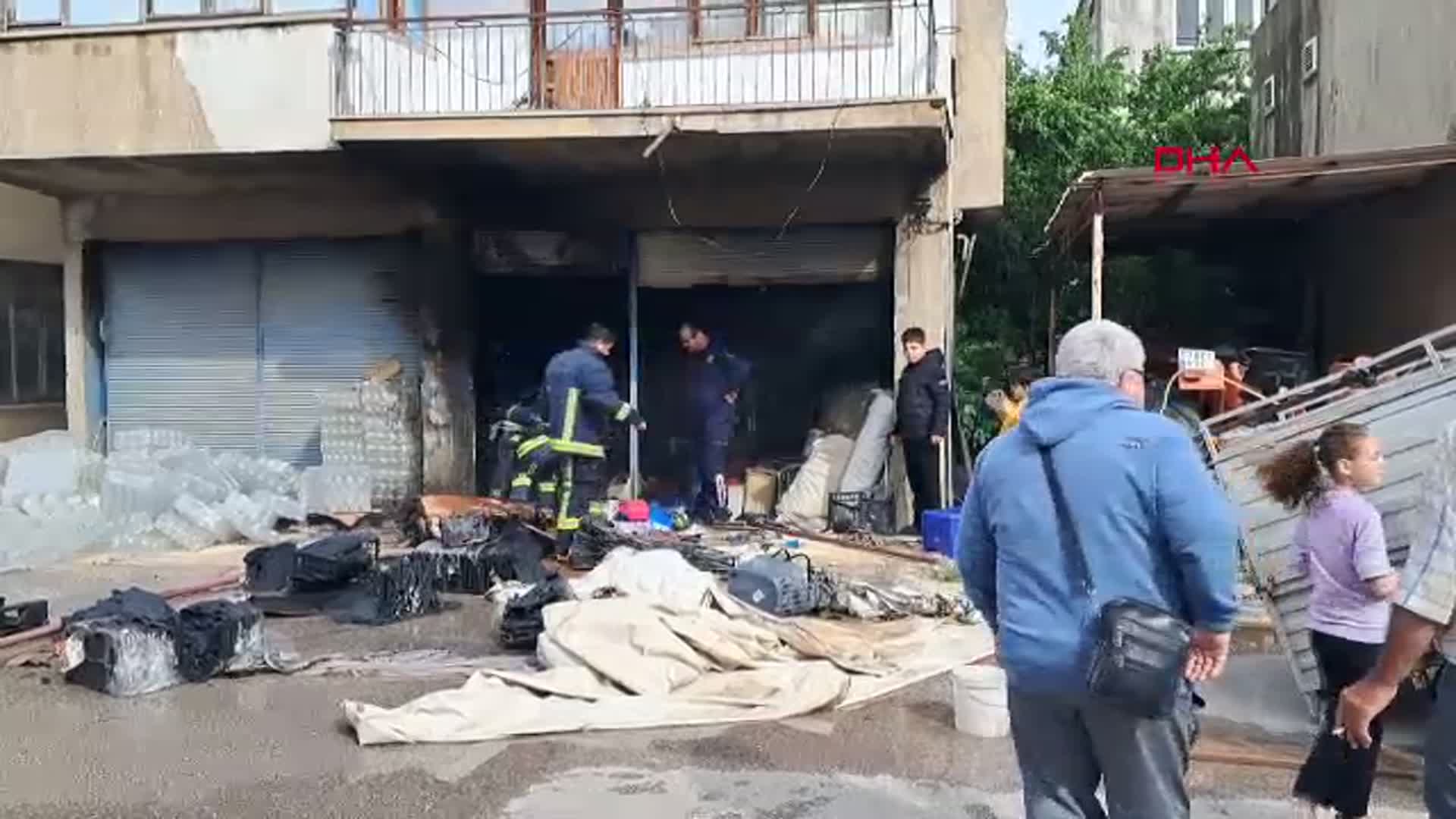 Antalya'da Züccaciye Deposu Alev Aldı: İtfaiye Hızla Müdahale Etti