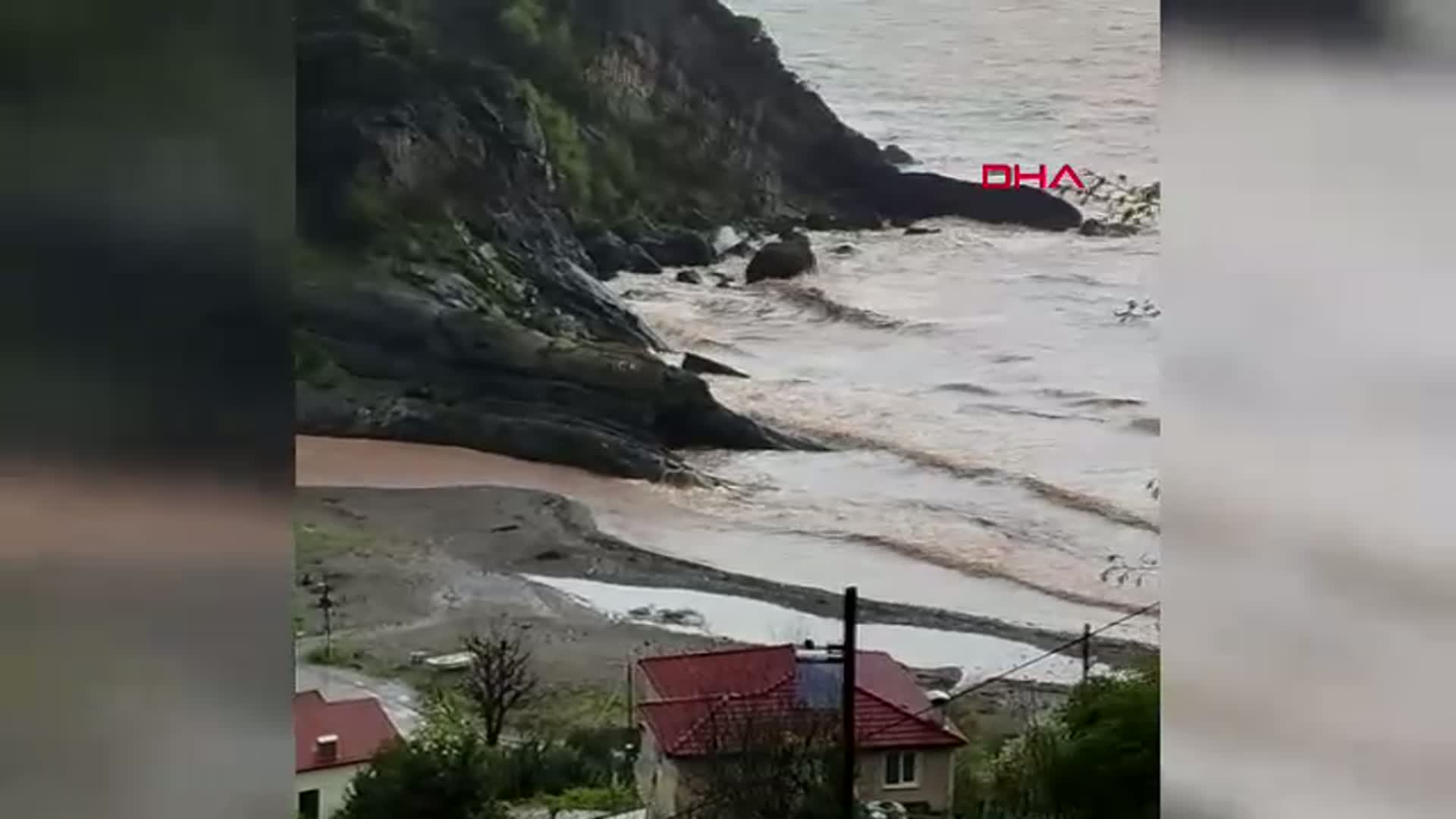 Bartın'da Sağağın Ardından Karadeniz Çamurlaştı: Sahil Boydan Boya Kahverengine Büründü