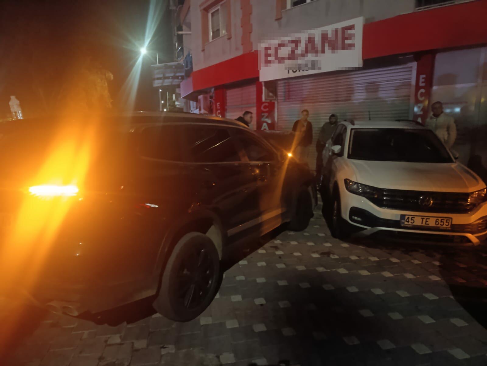 Turgutlu'da Zincirleme Kaza: 2 Araç Savruldu, 2 Araç Hurdaya Döndü, 2 Kişi Yaralandı