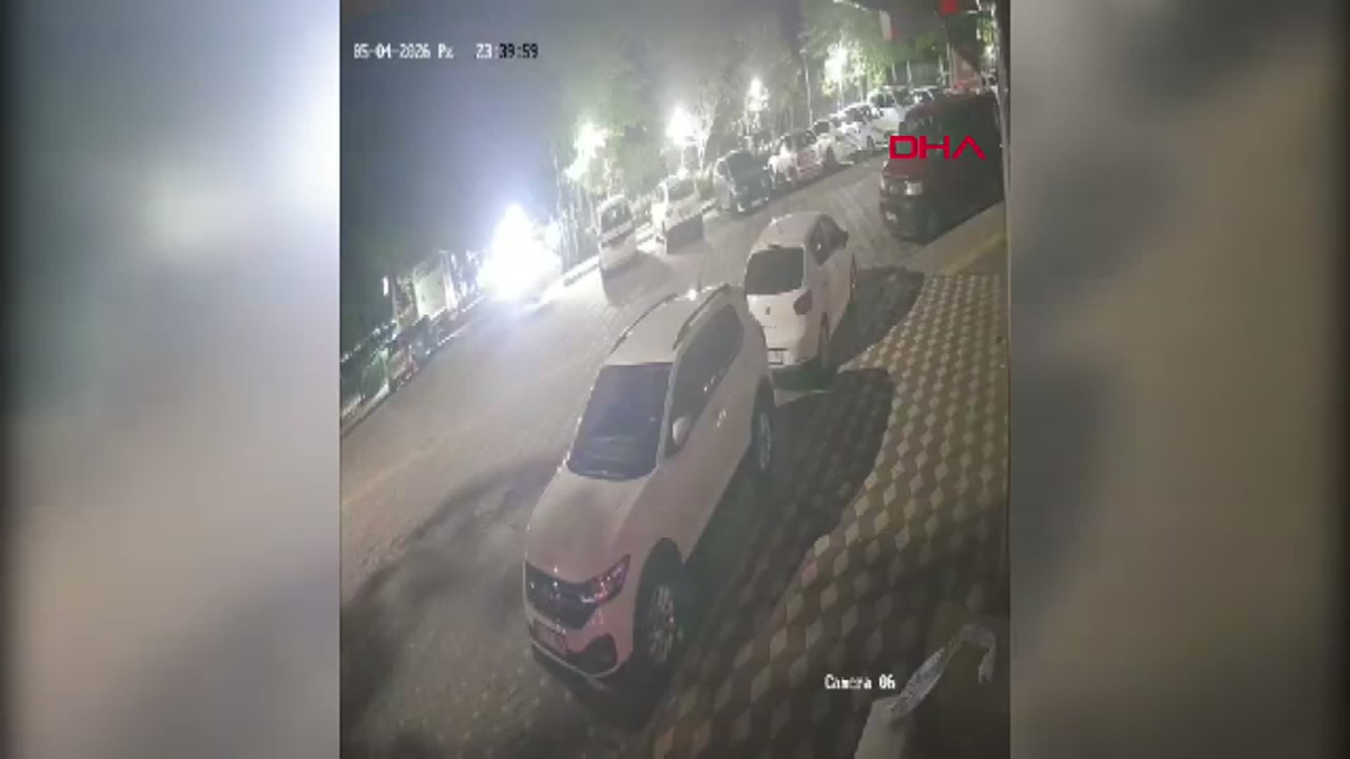 Manisa'da Trafik Kazası: Kavşakta Çarpışan Otomobiller Park Halindeki Araçlara Dalıp 2 Kişiyi Yaraladı