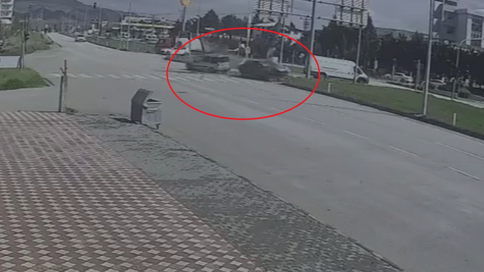 Suluova'da Kavşakta Feci Kaza: 1 Yaralı, Anlar Kamerada!
