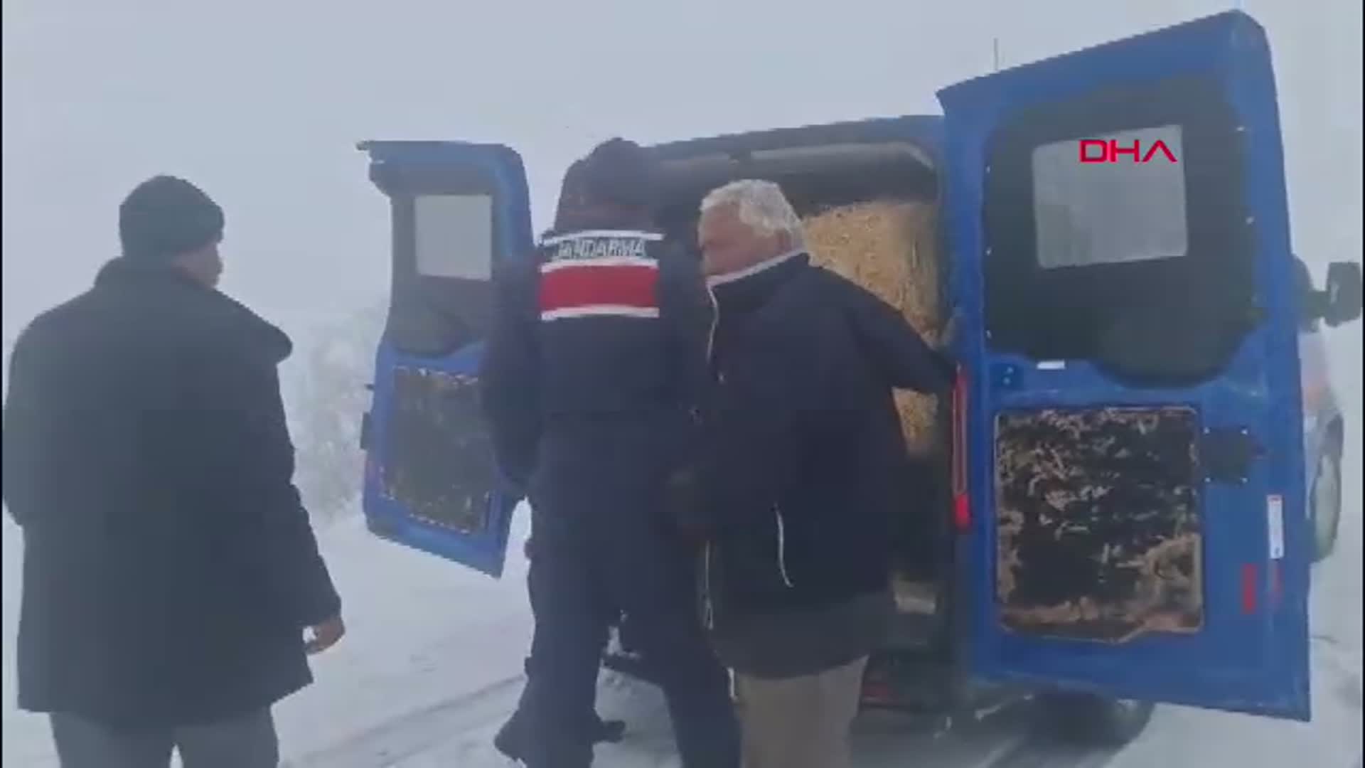 Konya'da Duygu Dolu Anlar: Jandarma, Karda Mahsur Kalan Hayvanlar İçin Seferber Oldu