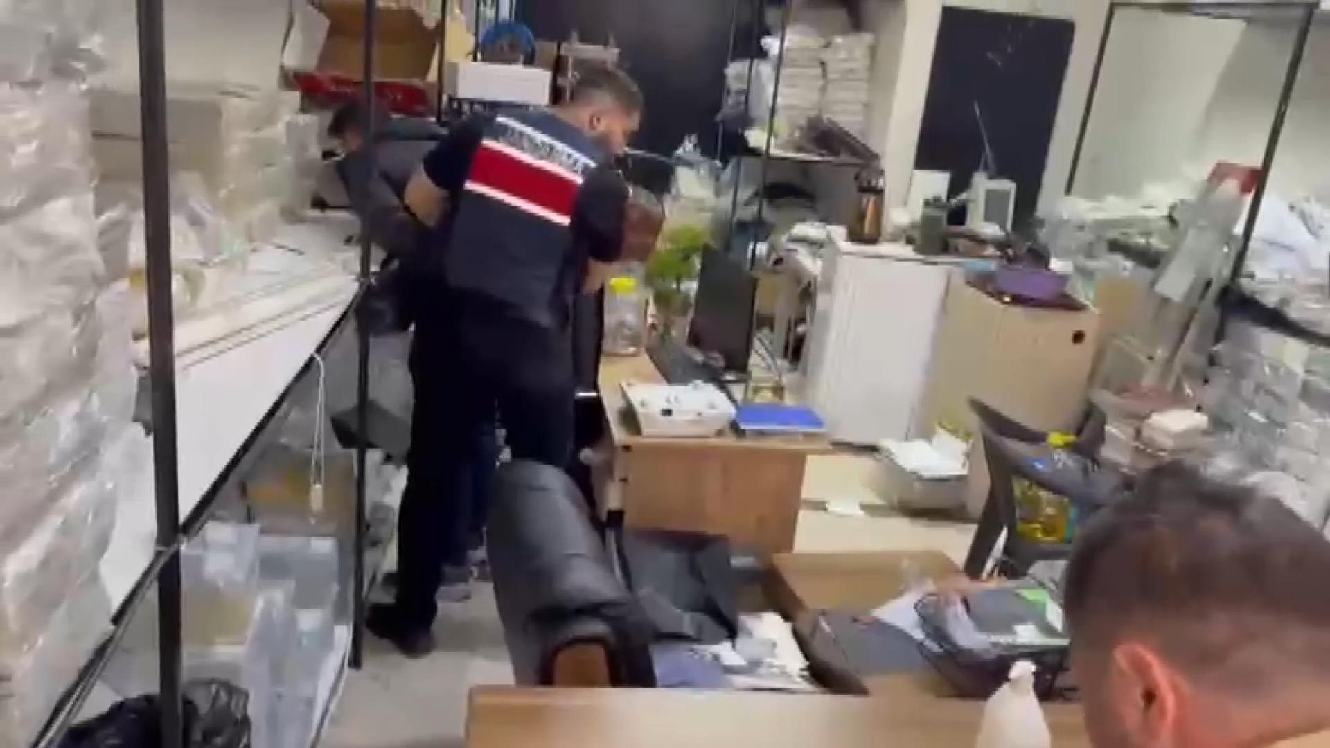 Zeytinburnu'nda Nefes Kesen Sahte Altın Operasyonu: Milyonlarca Liralık Dolandırıcılık Çökertildi