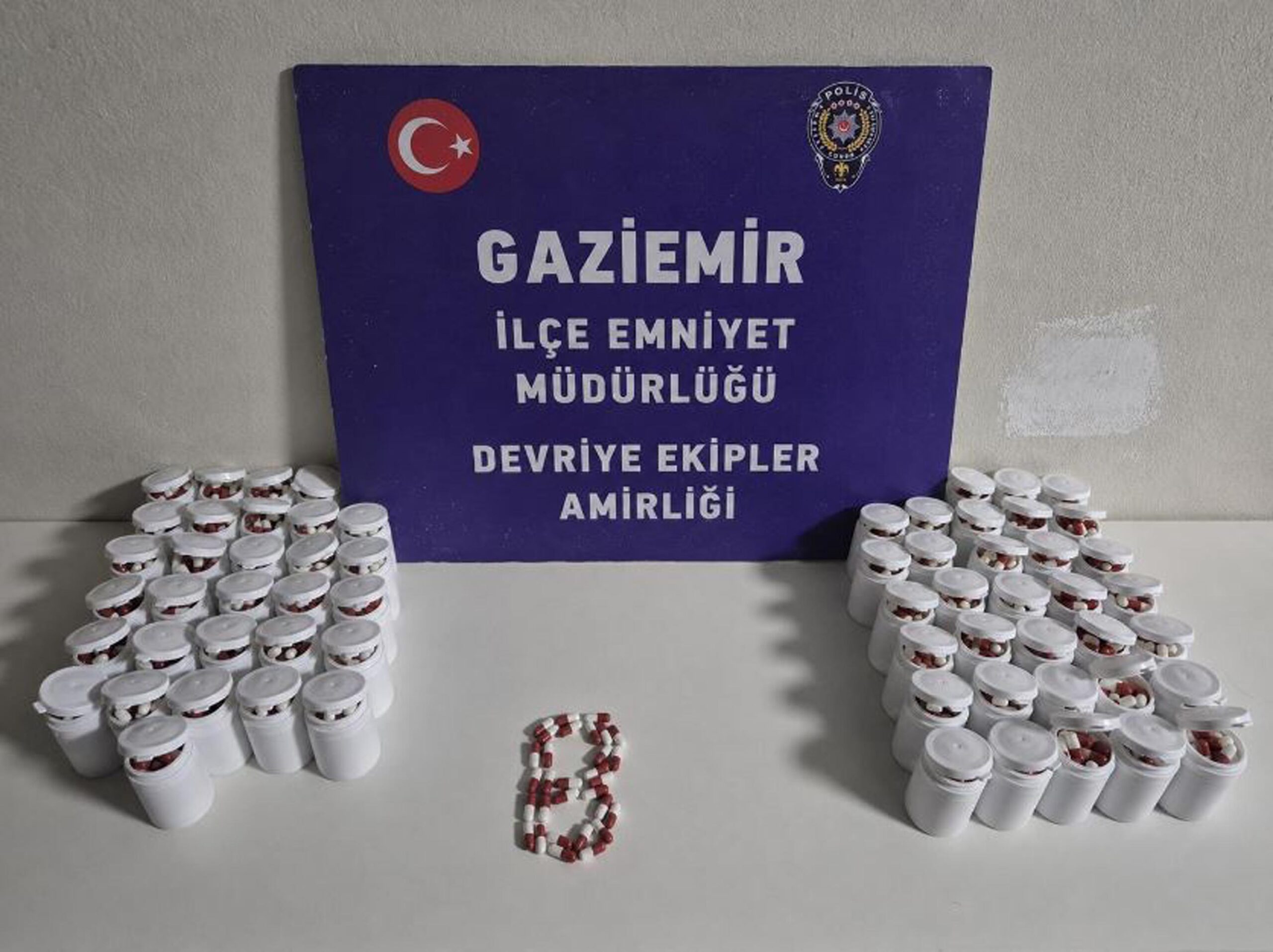 İzmir'de Takside Uyuşturucu Operasyonu: 3 Bin Sentetik Hap Ele Geçirildi