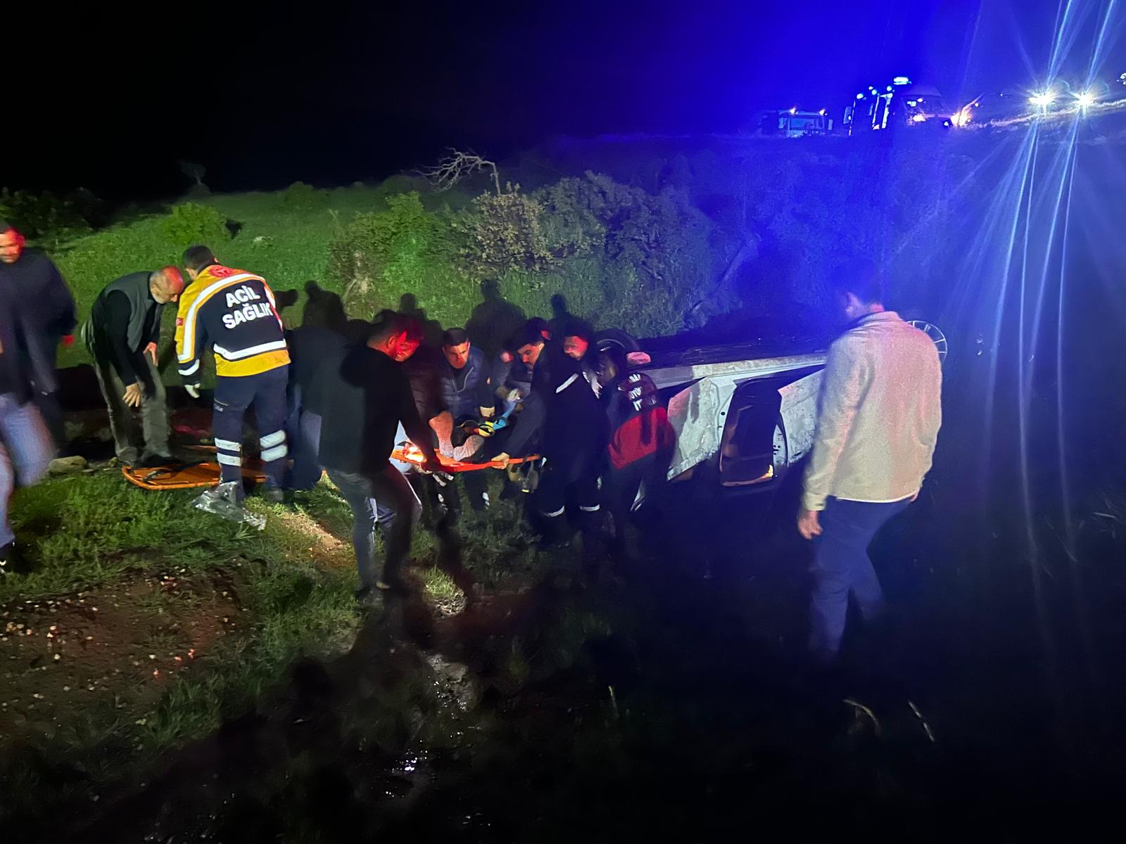 Cenazeye Gidenleri Taşıyan Araç Şarampole Yuvarlandı: 4 Yaralı