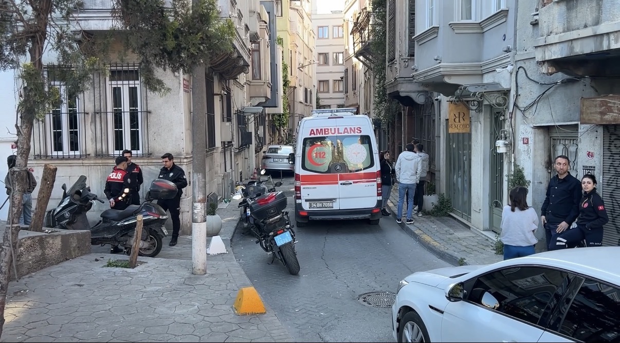 Beyoğlu'nda Genç Adam Evinde Ölü Bulundu: Kız Arkadaşı Gözaltına Alındı