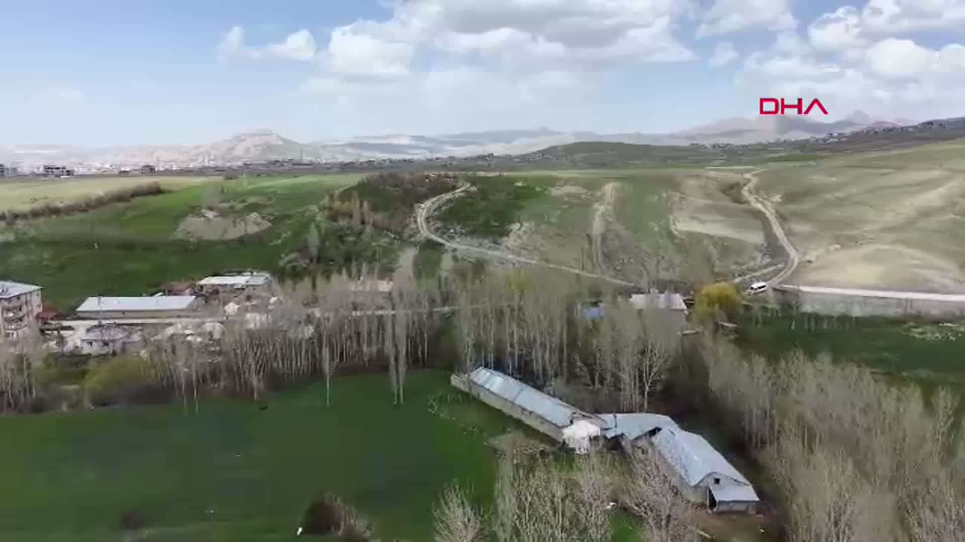 Van'da İnanılmaz Yaratıcılık: Teleferikle Bahçeye 40 Saniyede Ulaşım!