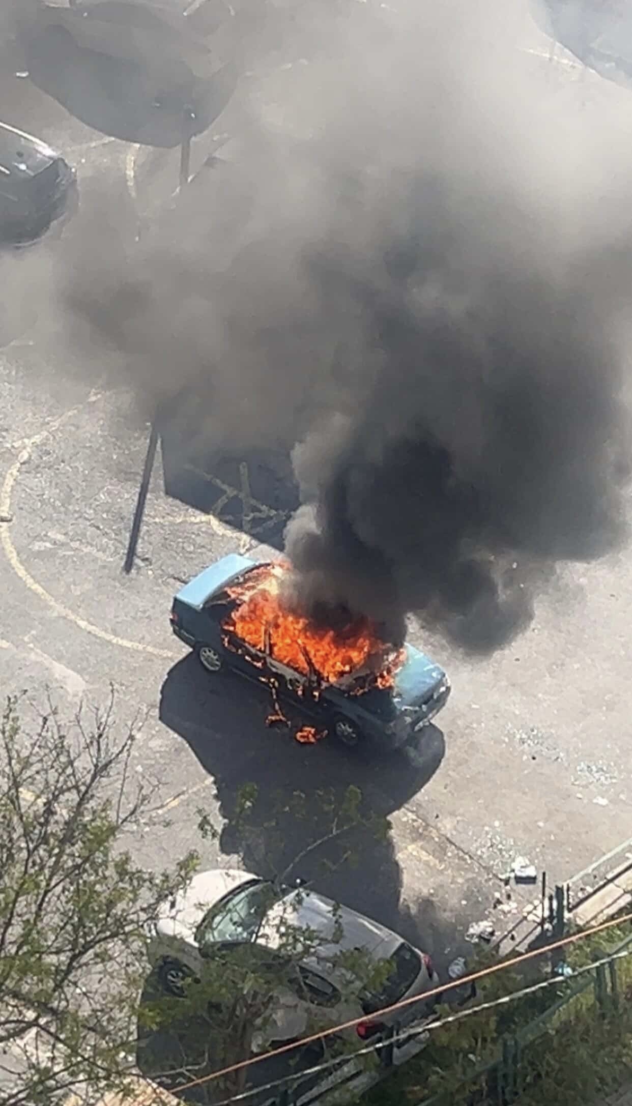 Kağıthane'de Park Halindeki Otomobil Alevlere Teslim Oldu: Kundaklama Şüphesi Araştırılıyor