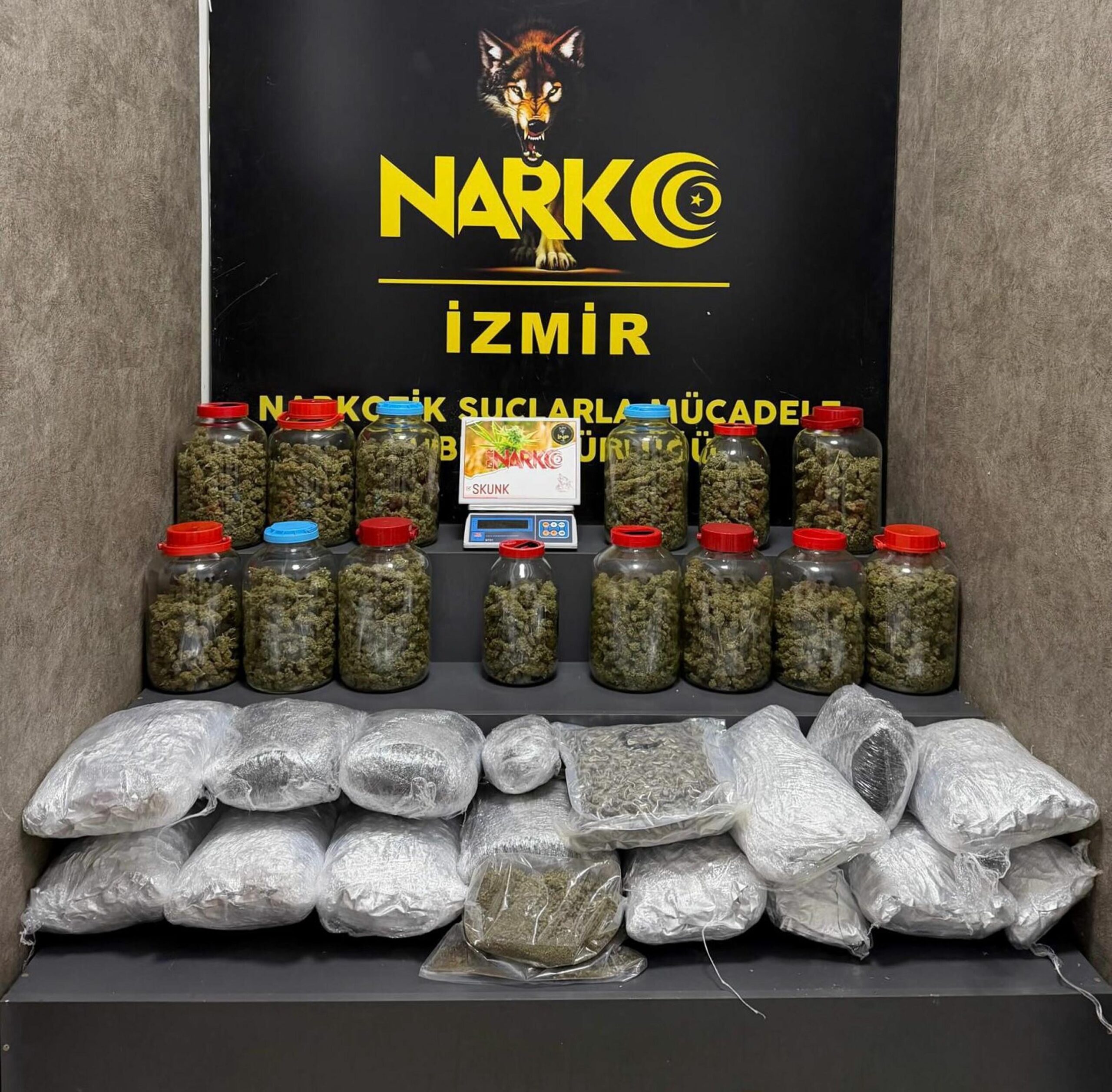 İzmir'de Dev Uyuşturucu Operasyonu: 39 Kilo Kokain ve 21 Kilo Skunk Ele Geçirildi, 4 Kişi Tutuklandı