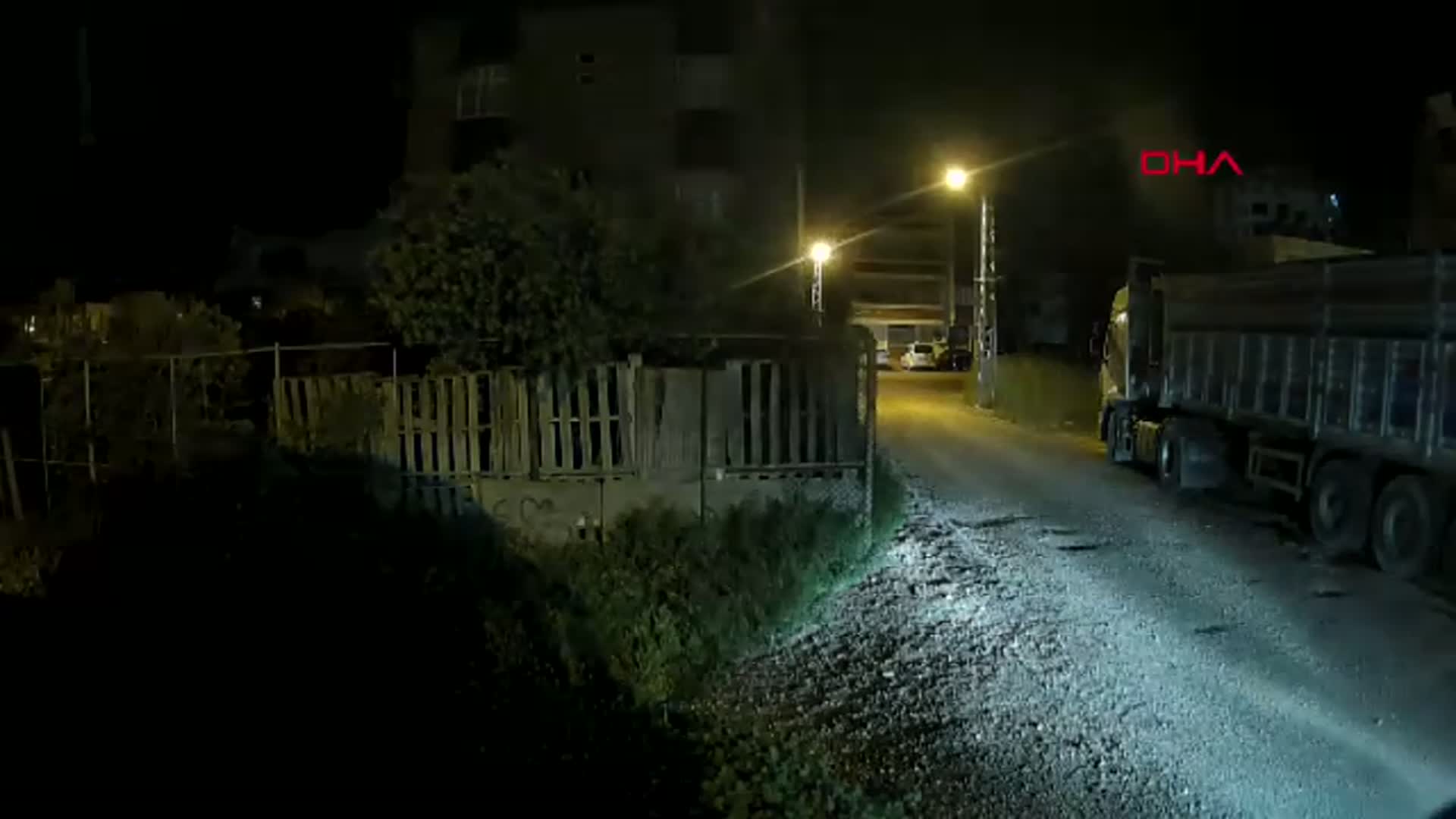 Adana'da TIR'lardan Akü Çalan Hırsızlar Güvenlik Kamerasına Yakalandı