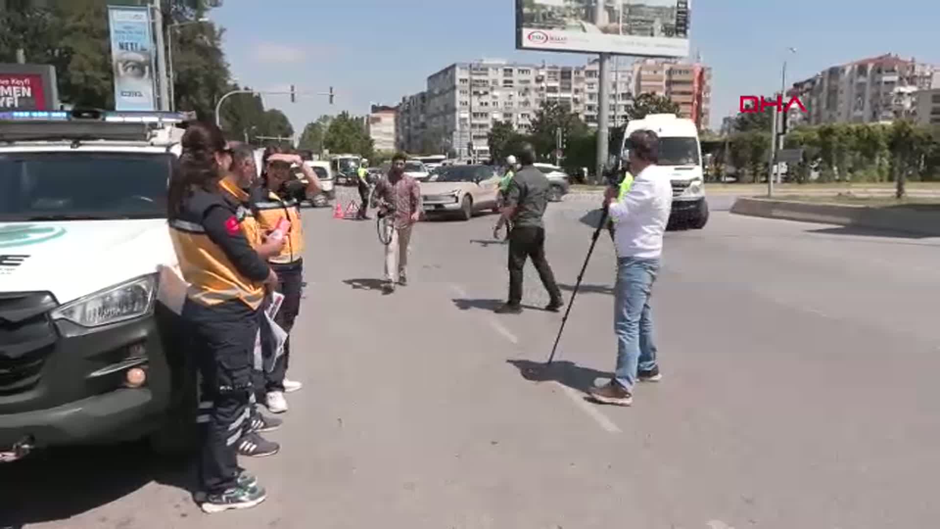 İzmir'de Hayat Kurtaran 'Fermuar Sistemi'ne Dikkat Çekildi: Ambulanslara Yol Vermenin Önemi Vurgulandı