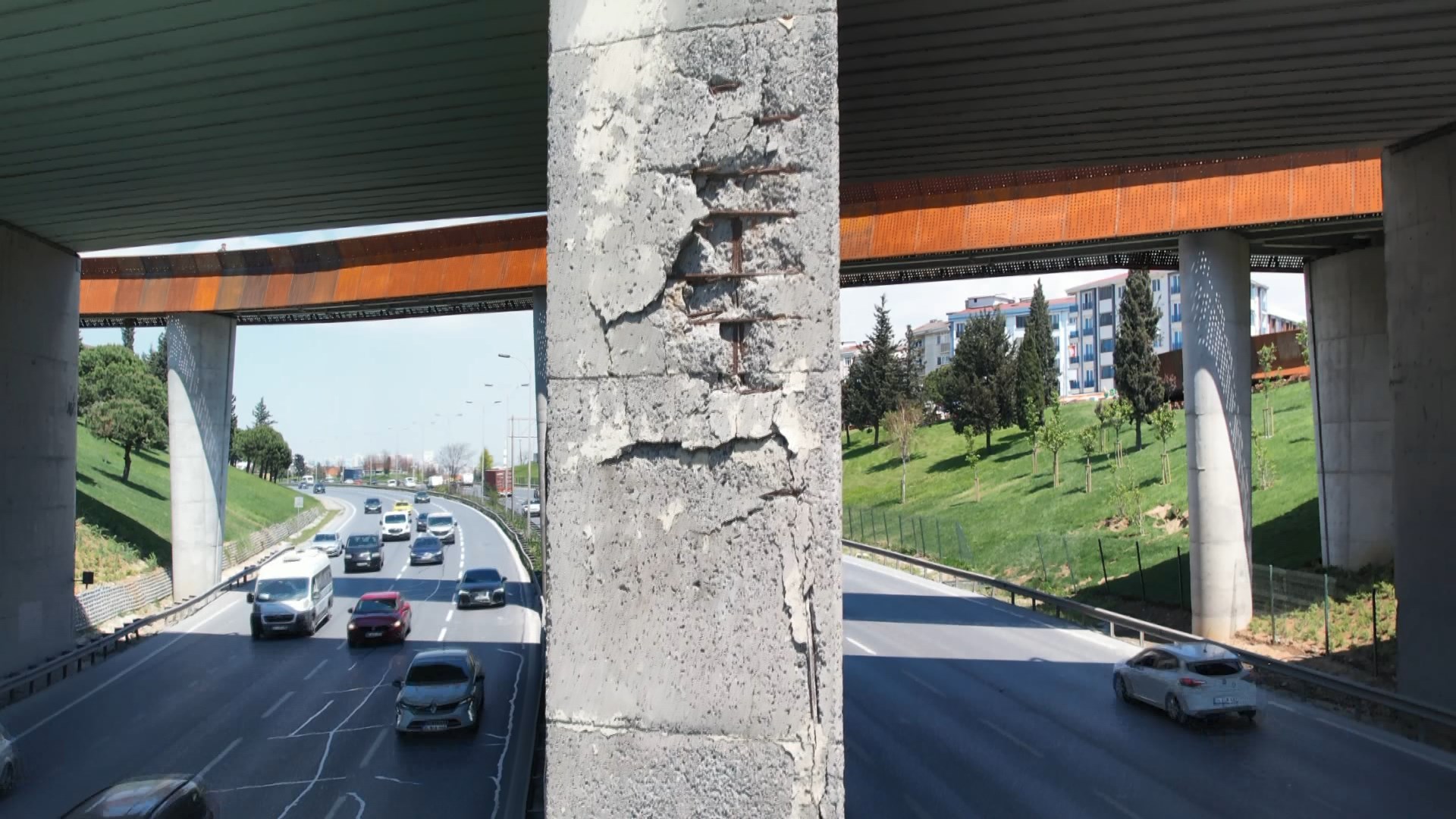 Esenyurt'ta Tehlike Çanları: Sefaş Köprüsü Çökme Tehlikesiyle Karşı Karşıya!