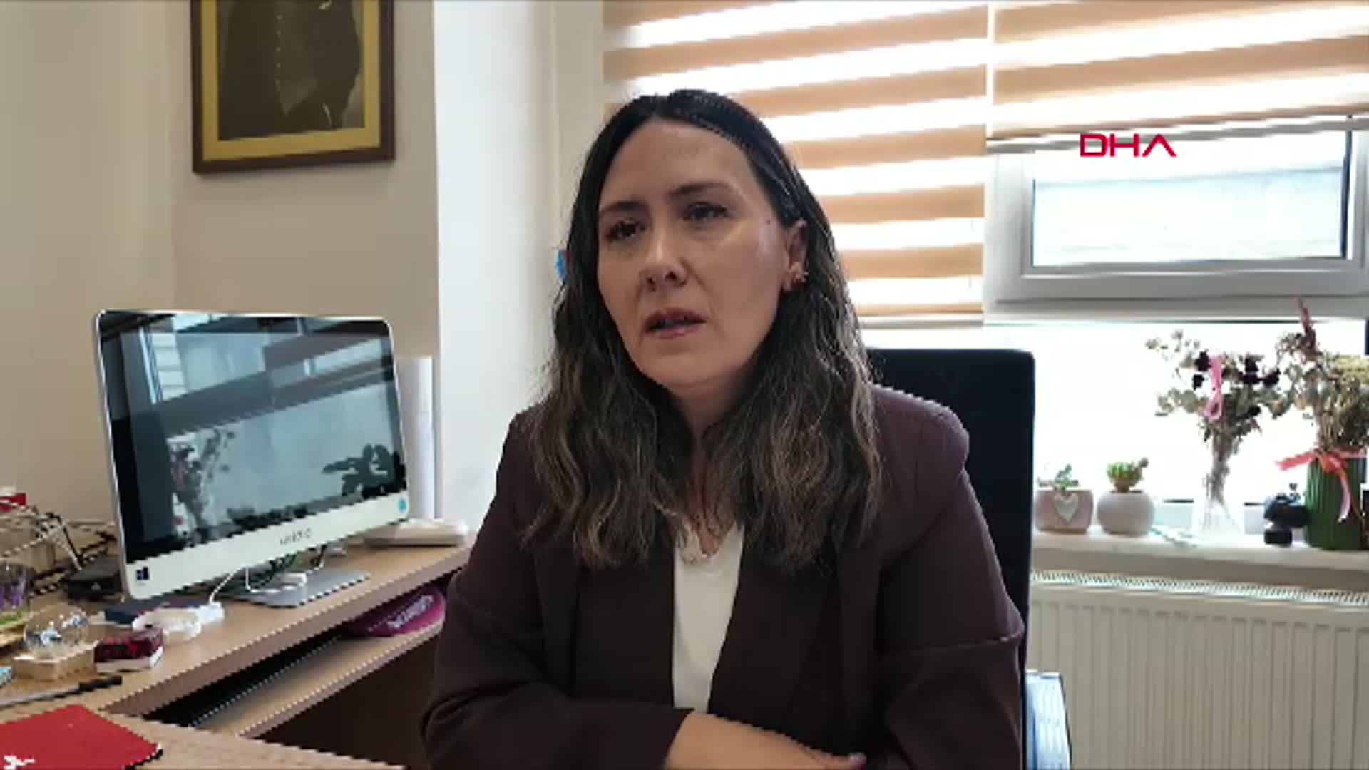 Prof. Dr. Nazlı'dan Gençlere Uyarı: Mutsuzluk ve Yalnızlık Ekranlara Mahkum Ediyor!