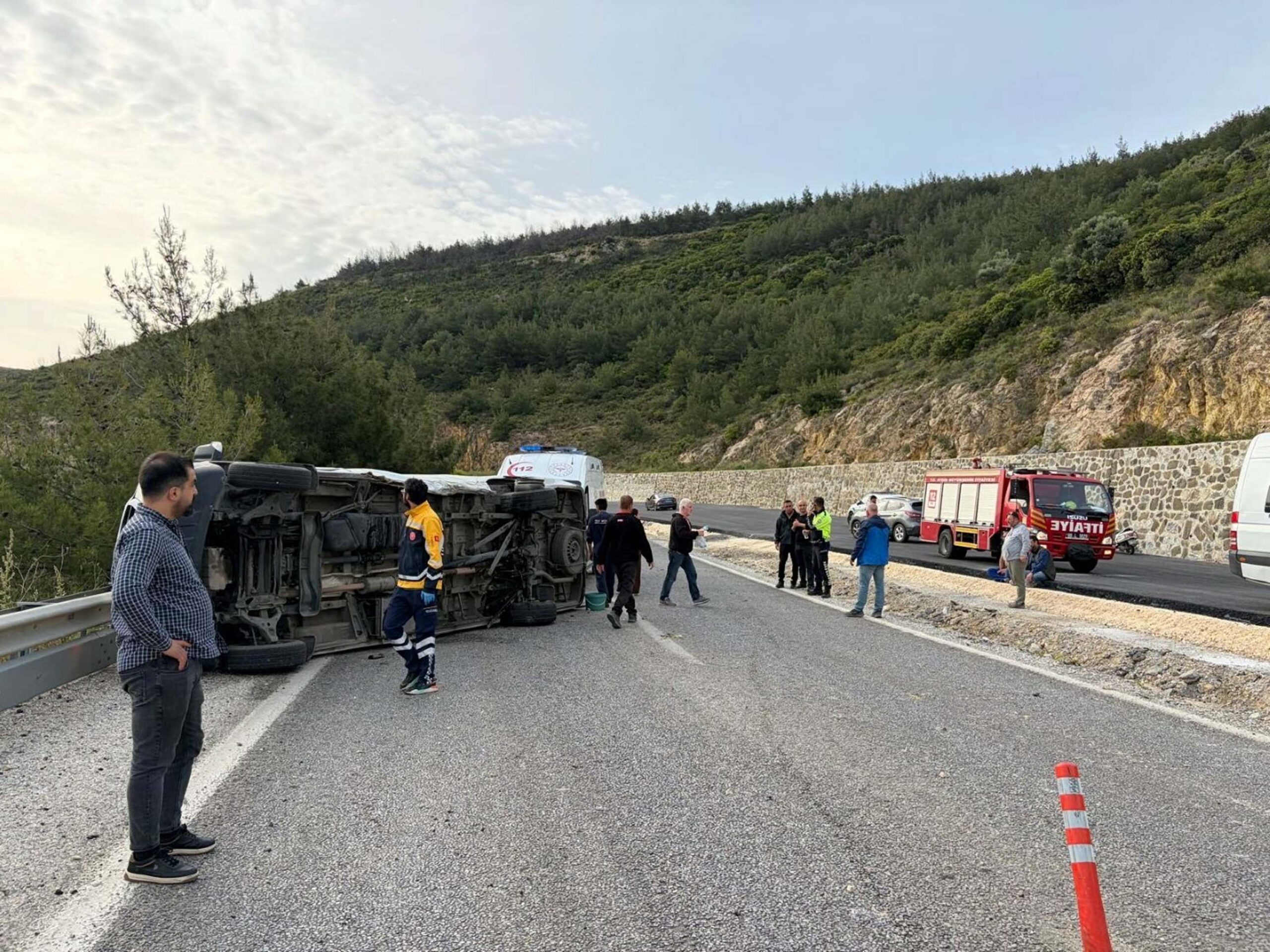 Kuşadası'nda Feci Kaza: Otomobil ve Minibüs Çarpıştı, 12 Yaralı