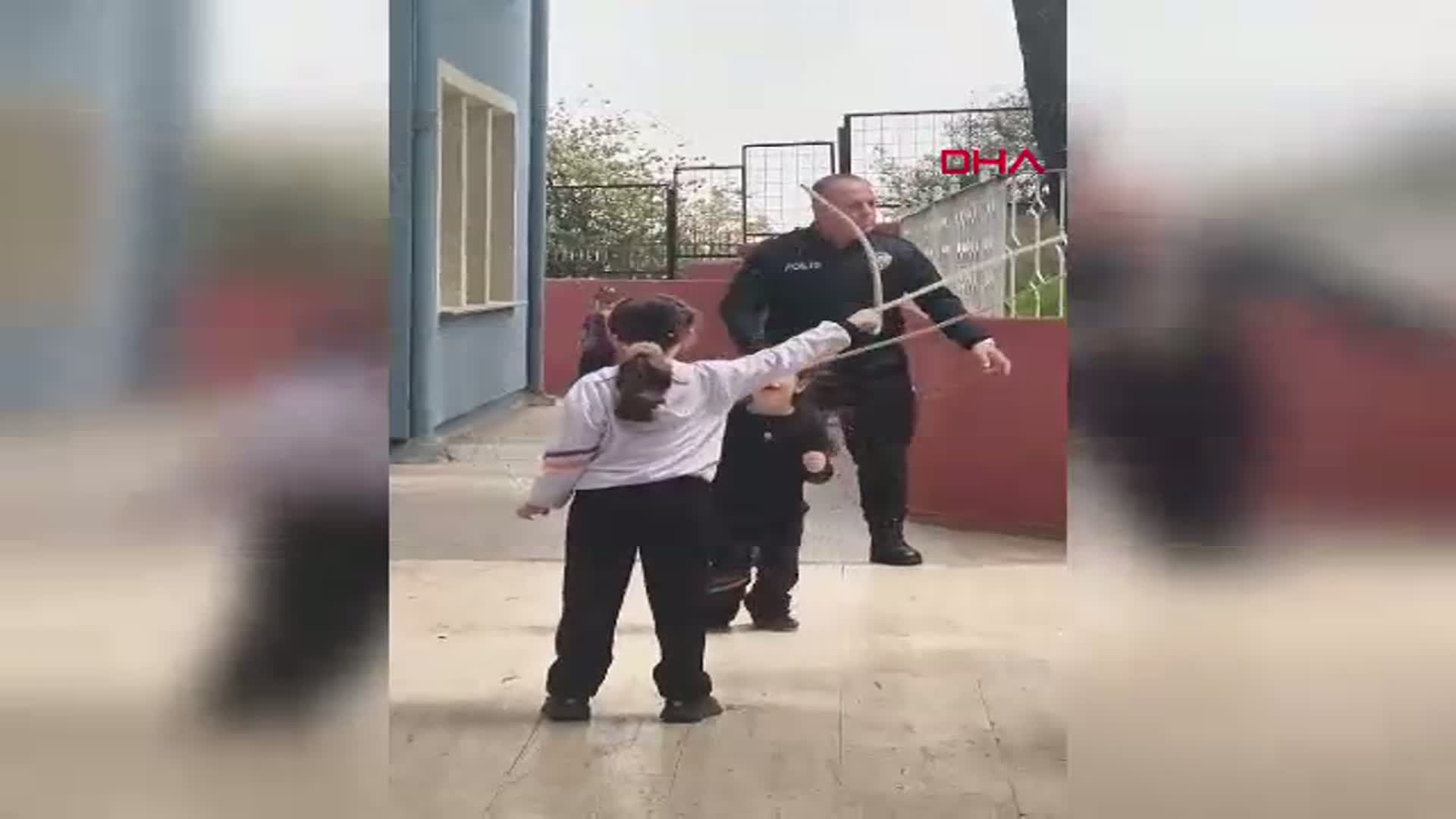 Polis Amca İp Atladı: Zonguldak İlkokulu'nda Duygusal Anlar