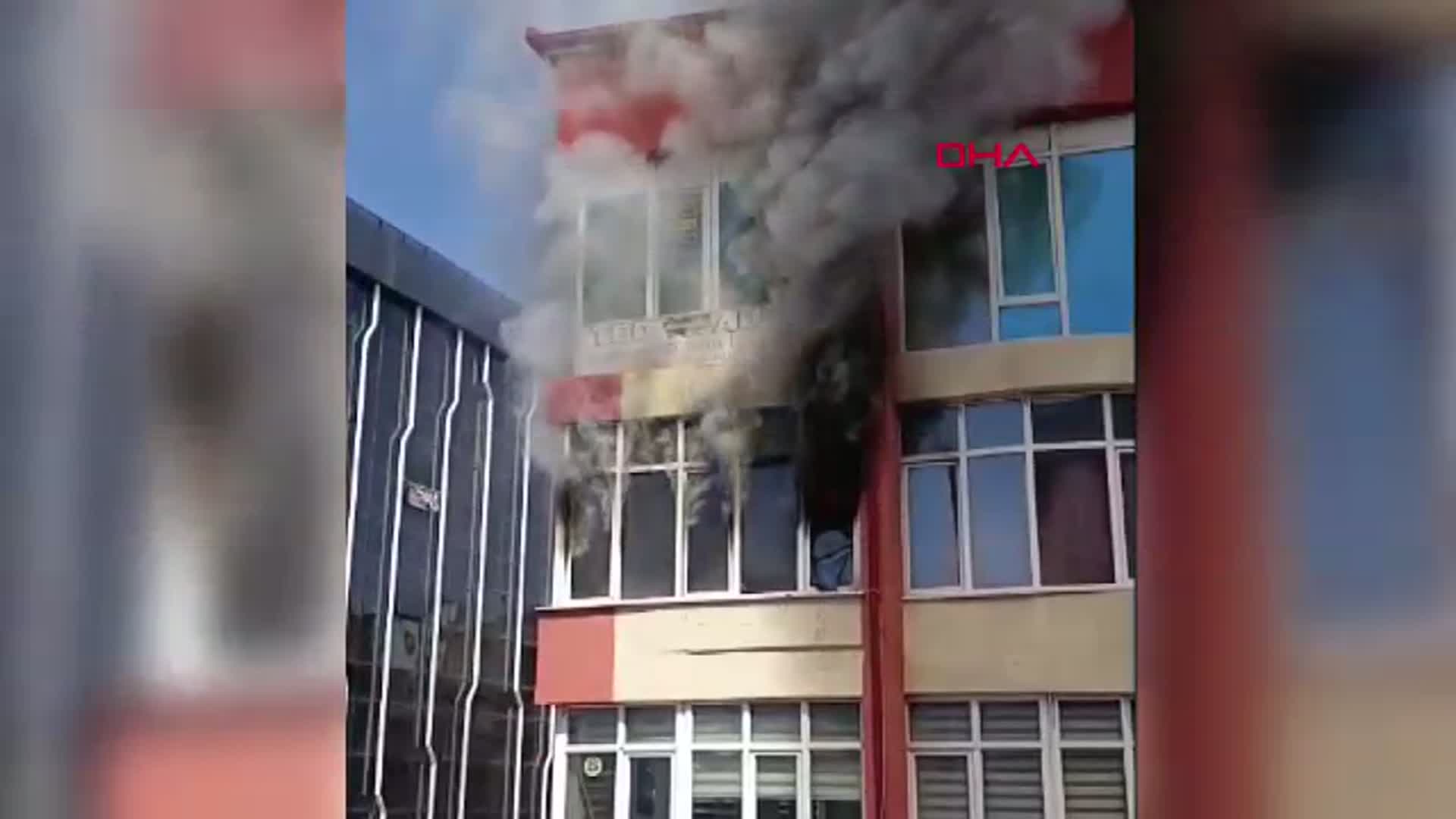 Aksaray'da Korkutan Apartman Yangını: Daire Küle Döndü, Tahliye Başladı
