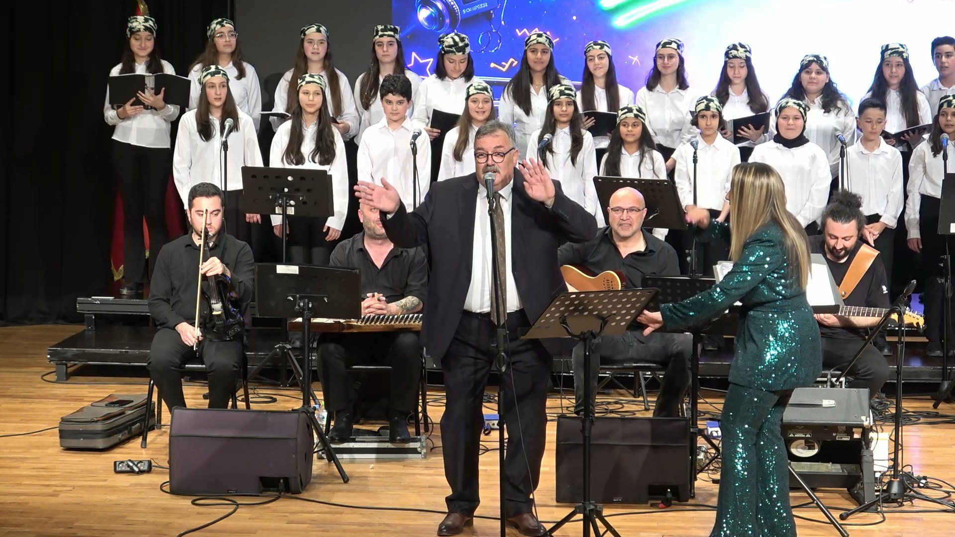 Okul Müdürü Barış Manço Şarkısıyla Milyonları Büyüledi: "Müsaadenizle Çocuklar" Performansı Viral Oldu