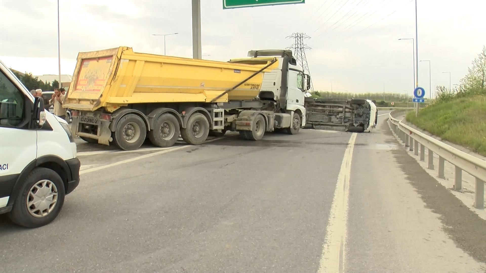 Başakşehir'de Sapağı Kaçıran Kamyonet Devrildi: Hafriyat Kamyonu Şoförü Kurtarıcı Oldu