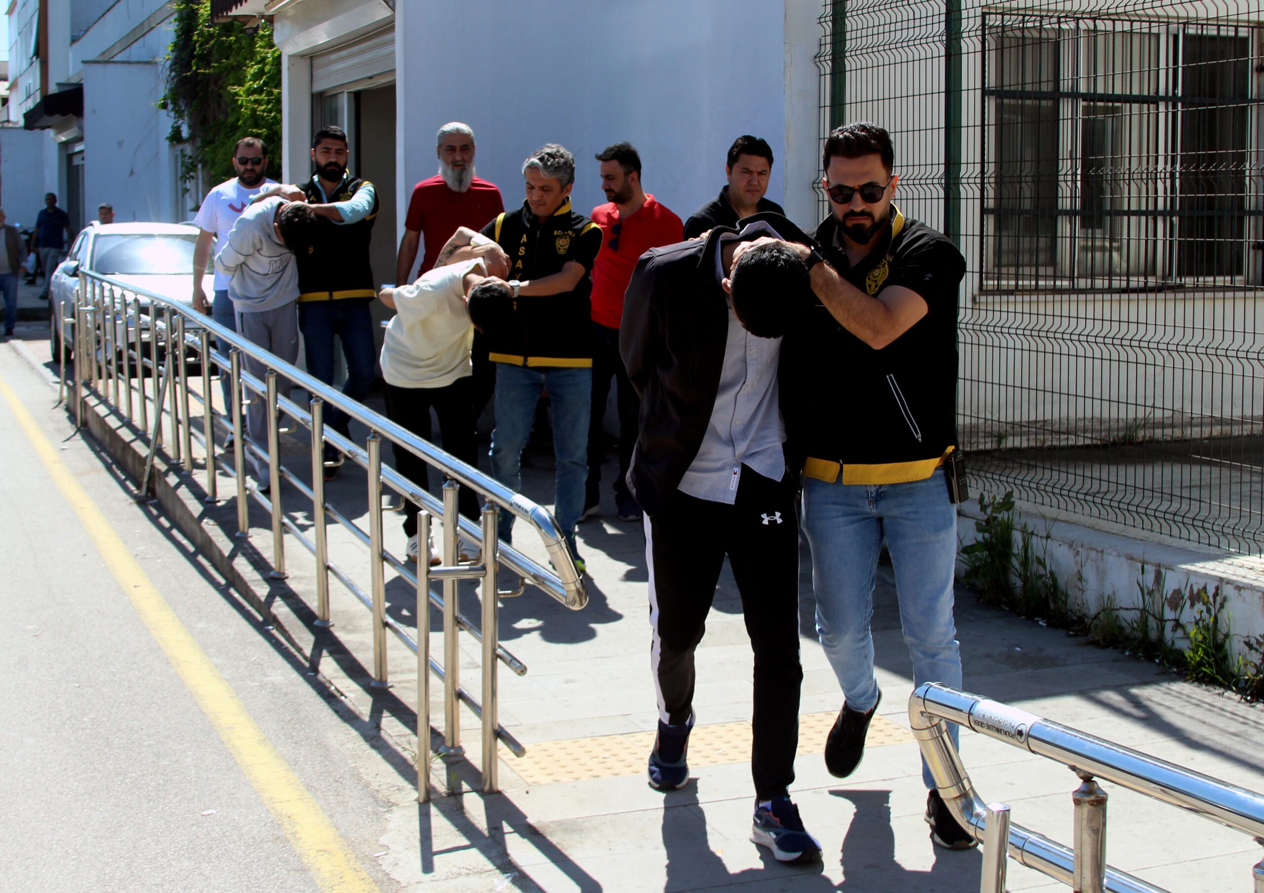 Adana'da Silahlı Saldırı Şüphelileri 500 Saatlik Kamera Kaydıyla Deşifre Oldu: 3 Tutuklama