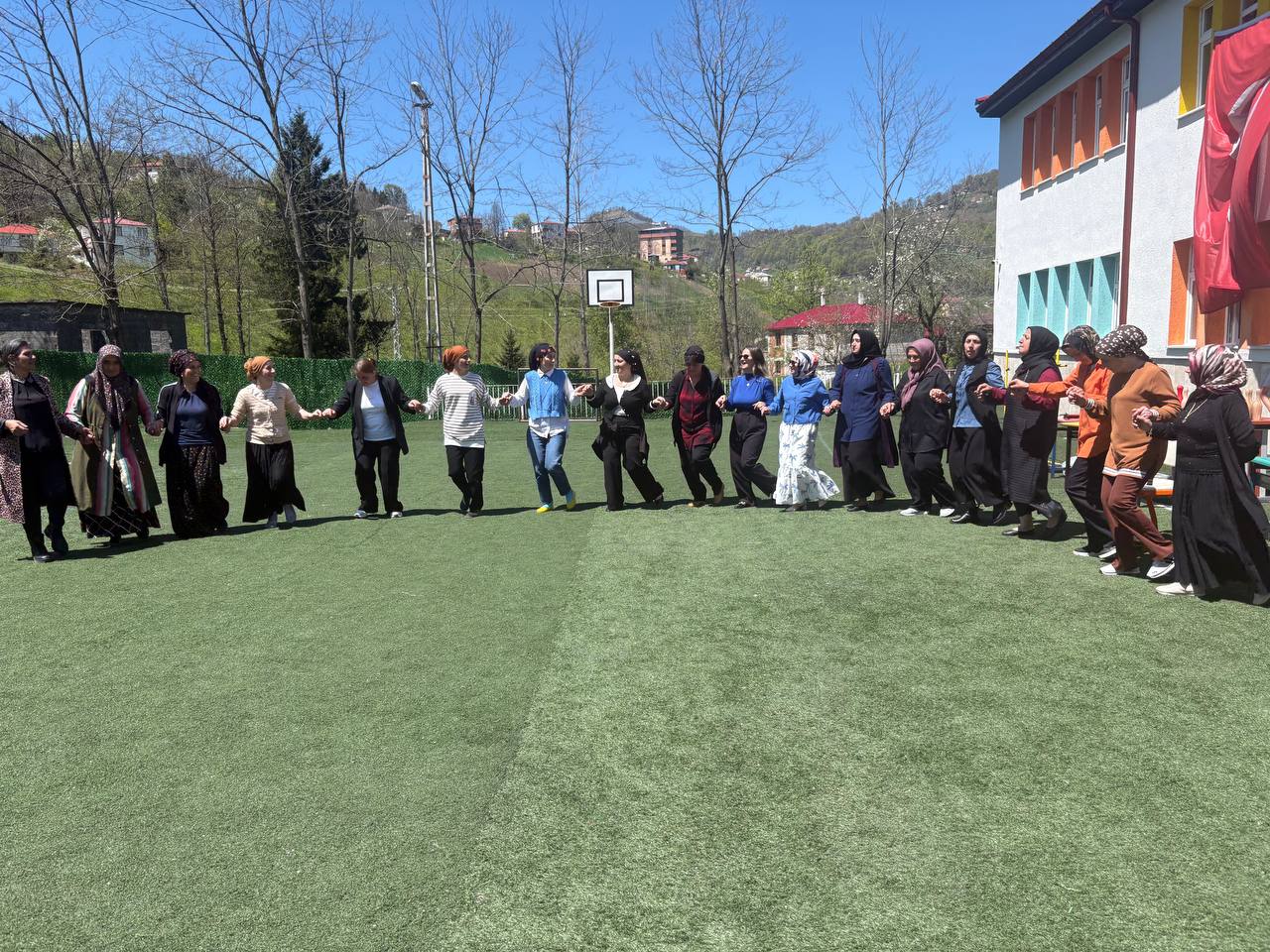 Anneler Günü'nde Okul Bahçesinde Renkli Kutlama: Horonlar Teptiler, Yarışmalara Katıldılar