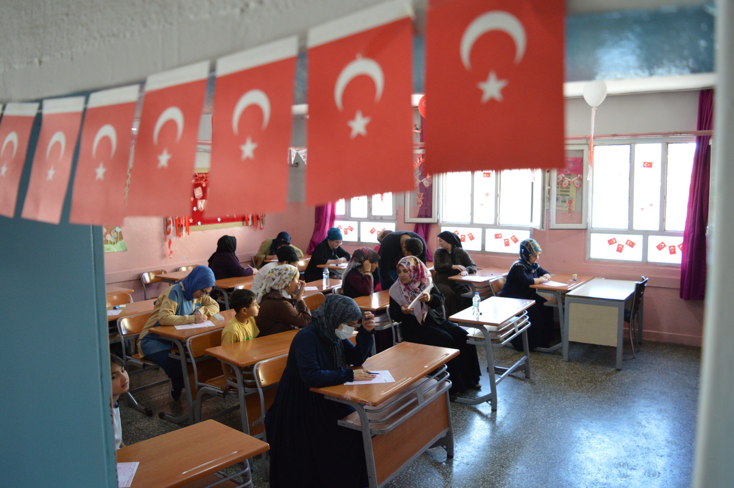 Anneler, Çocuklarının Sıralarında Kitap Okuma Maratonuna Koştu!