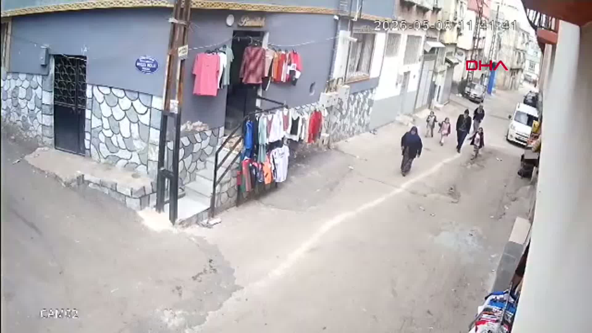 Gaziantep'te Kaza: Motosiklet Küçük Çocuğa Çarptı, Anlar Kamerada!