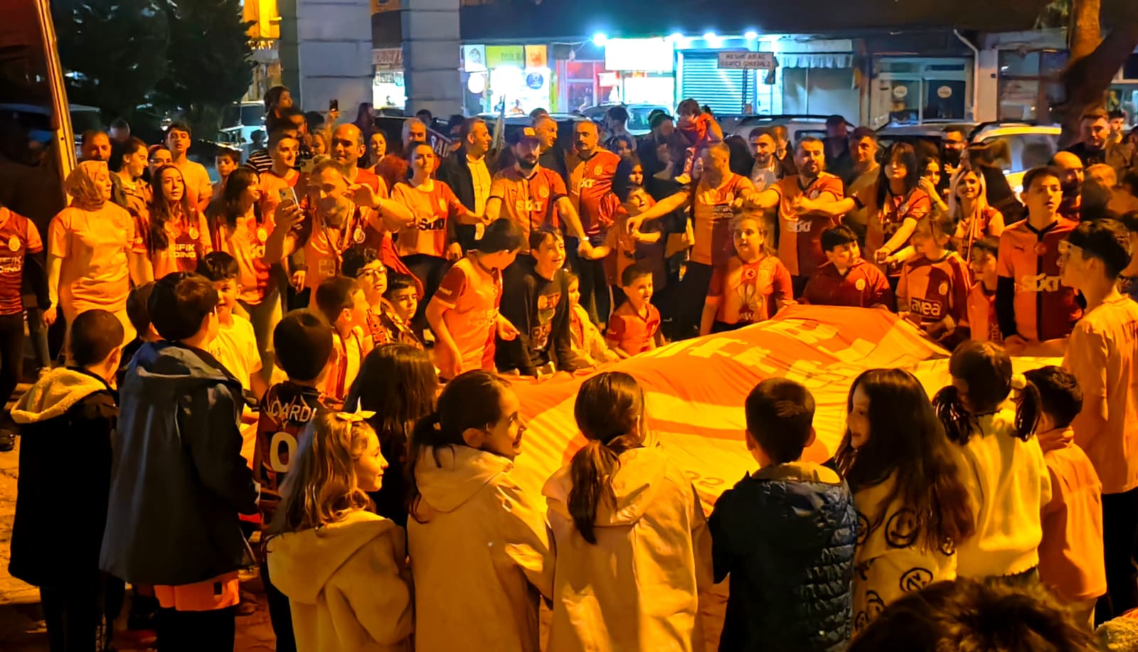 Artvin Galatasaray Taraftarlarından Muhteşem Şampiyonluk Kutlaması: Horonlar Coştu!