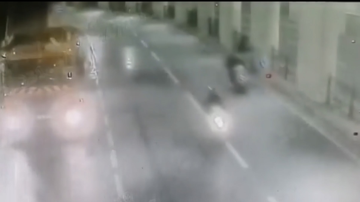 Taksim'de Feci Kaza: Motosiklet Sürücüsü Ömer Demir Hayatını Kaybetti, Anlar Kamerada!