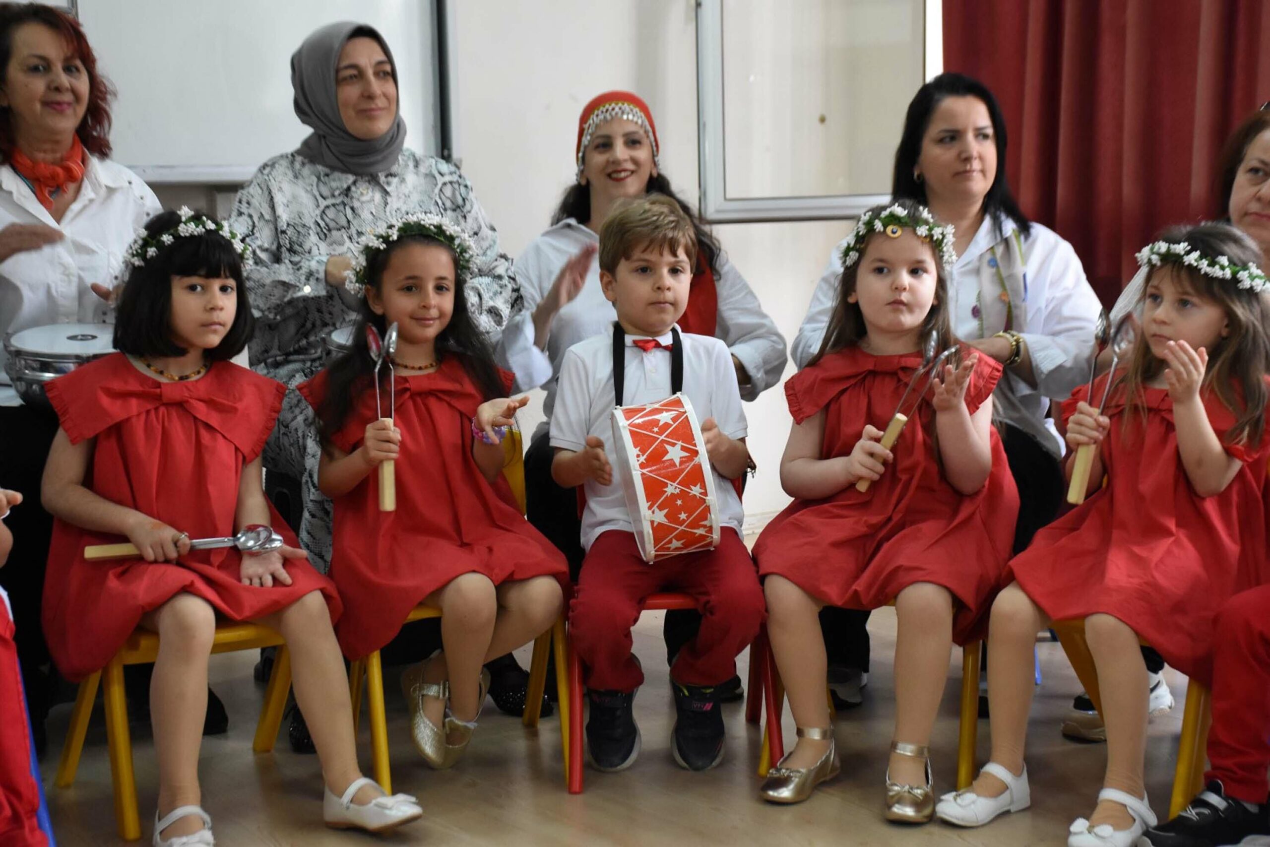 Anneler Günü'nde Sahne Sahibi Neşeli Anneler ve Minik Ritimciler