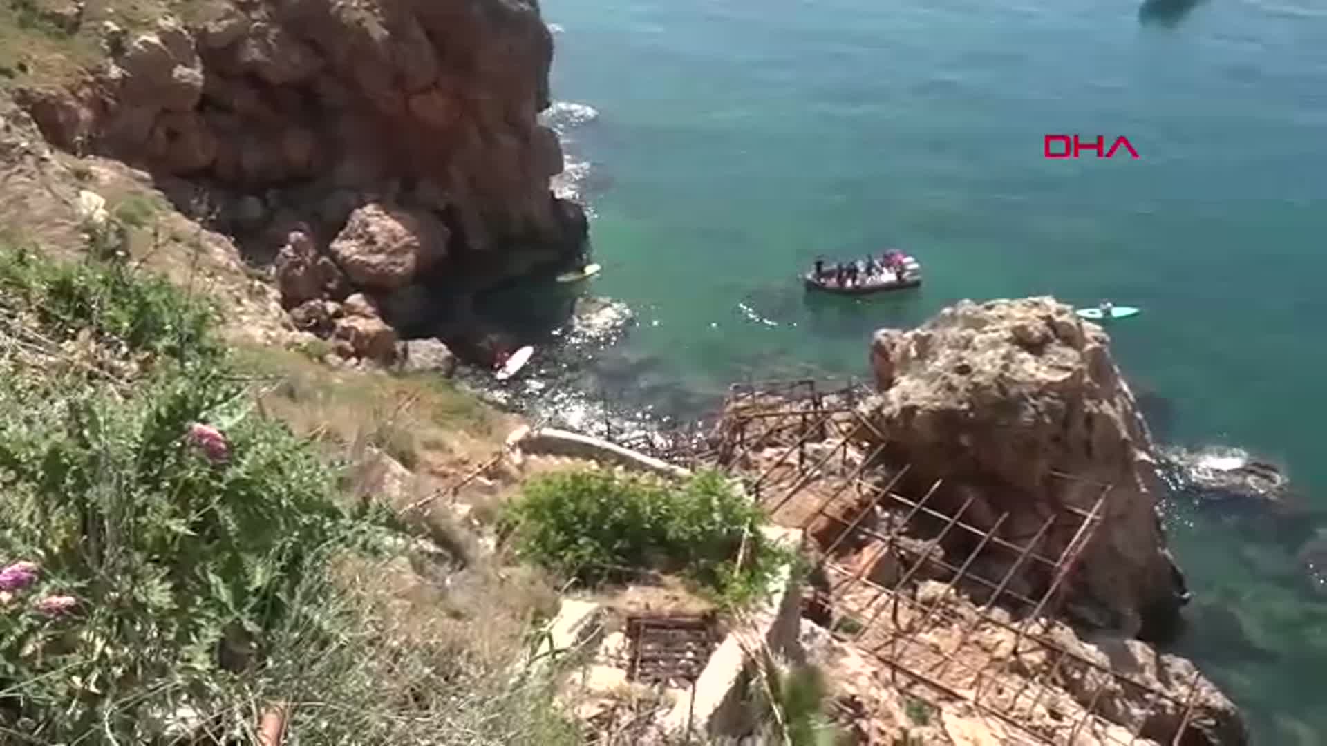 Antalya'da Balık Tutarken Falezlerden Düşen Adam Kurtarıldı