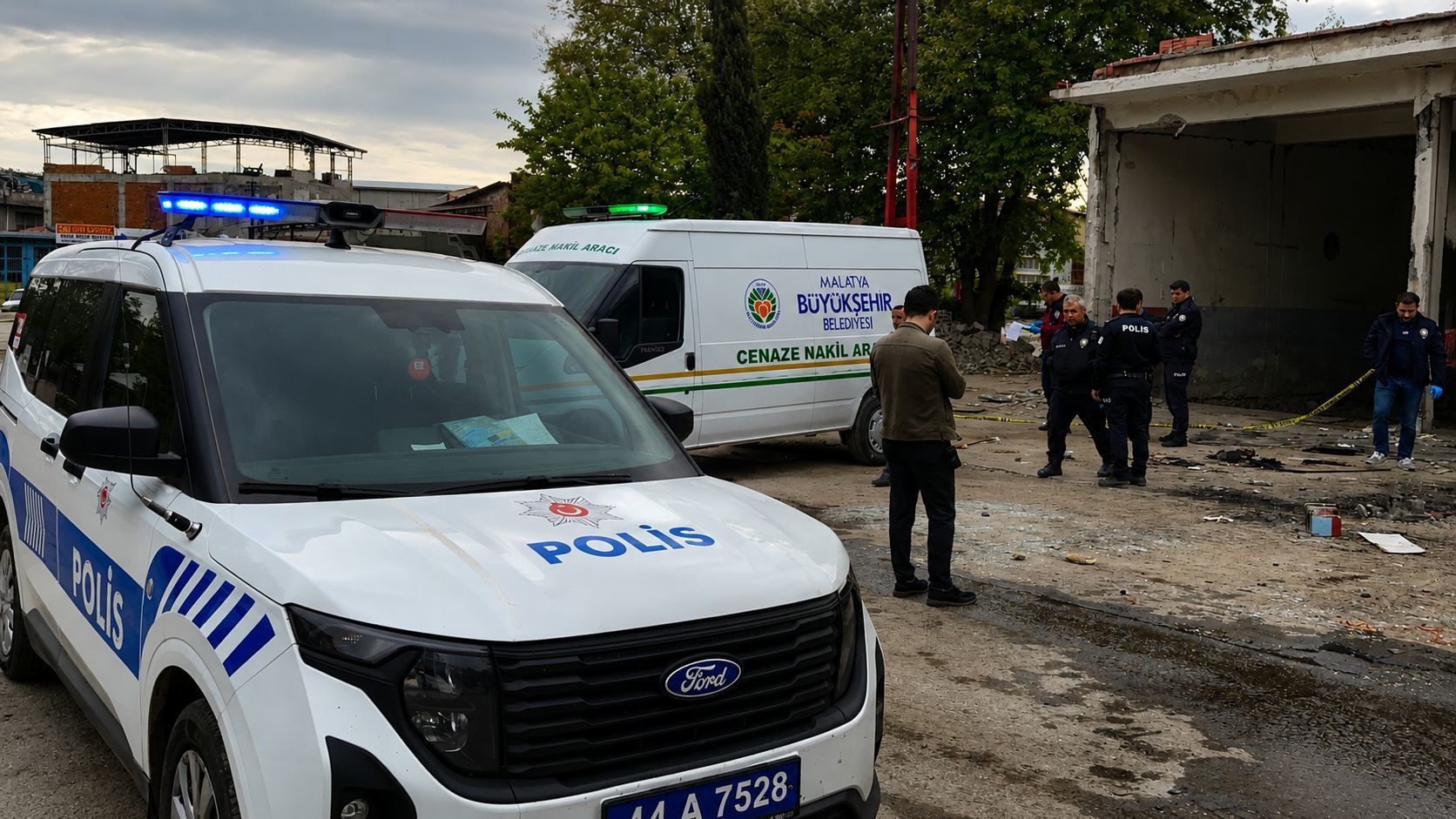 Malatya'da Trajik Kaza: Hurdacı Elektrik Direğinden Düşerek Hayatını Kaybetti