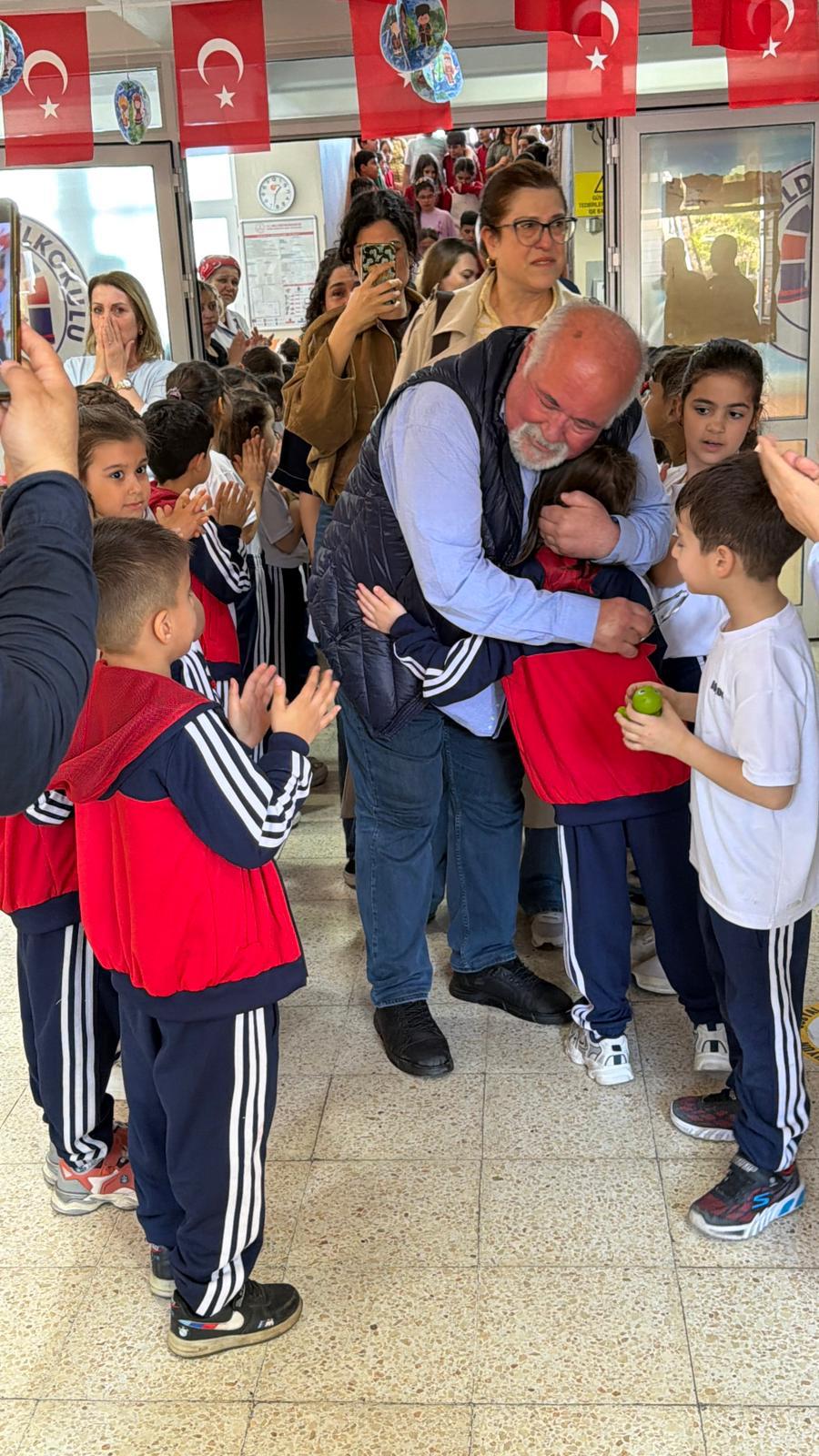 43 Yıllık Öğretmen Gözyaşlarıyla Veda Etti: 'Zaman Su Gibi Akıp Gidiyor'