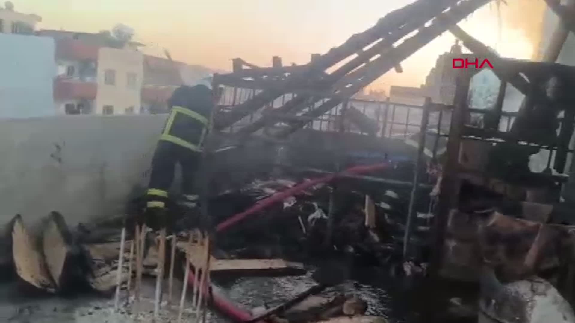 Mardin'de 3 Katlı Evin Çatı Katında Korkutan Yangın: Ekipler Hızla Müdahale Etti