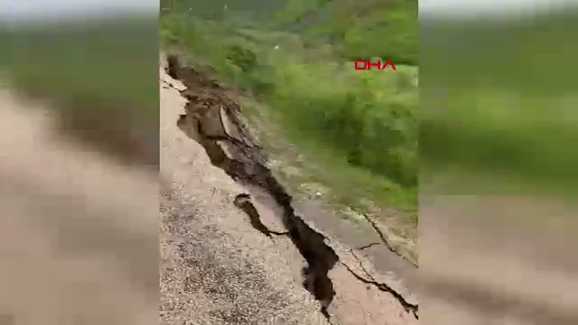 Tokat'ta Selle Yol Yamuldu: Köye Ulaşım Tehlikeye Girdi