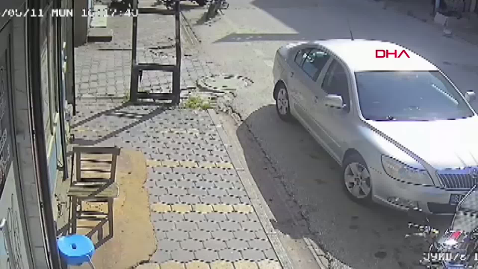 Adana'da Kan Donduran Kaza: Otomobil Önce Araca, Sonra Çocuğa Çarptı! O Anlar Kamerada