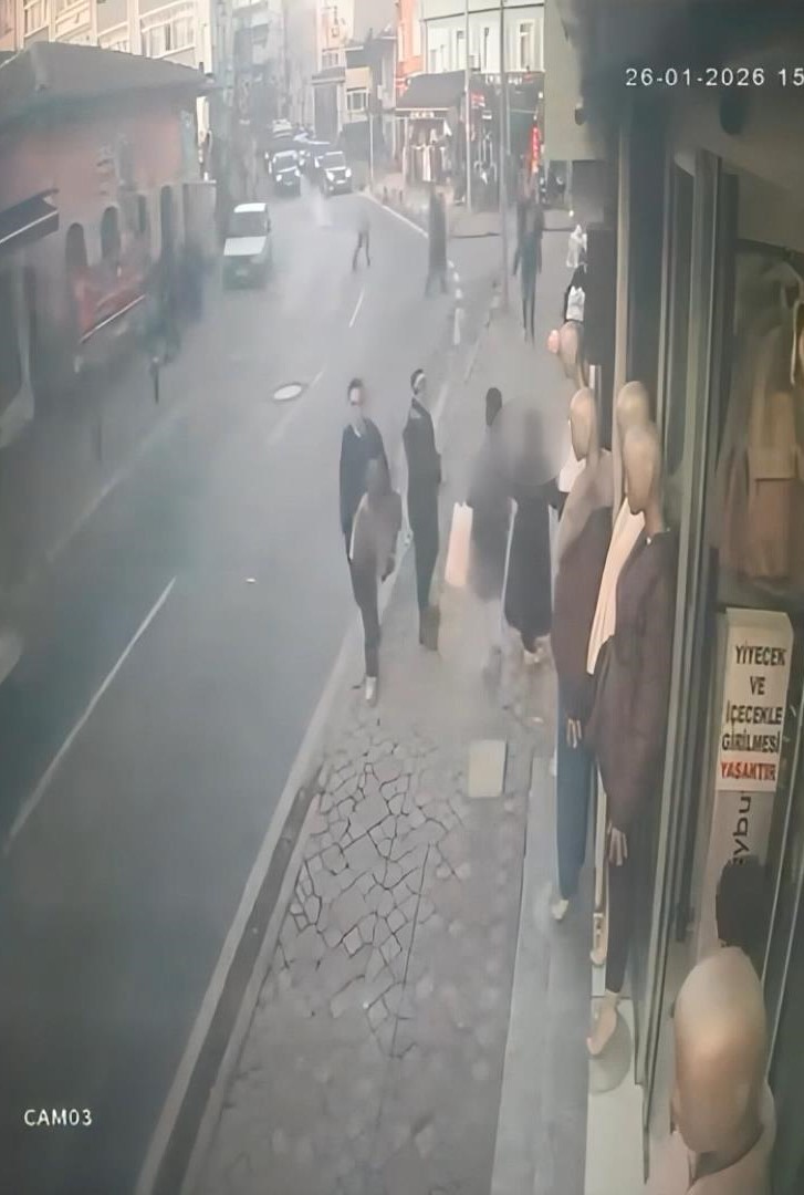 Beyoğlu'nda Şaşkına Çeviren Hırsızlık: Cansız Mankenin Kıyafetlerini Çaldı, Üzerine Giyip Kayboldu