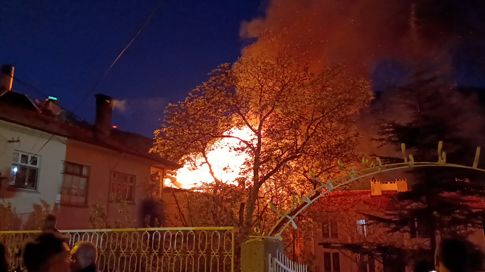 Karaman'da Korkutan Yangın: 2 Ev Kül Oldu!