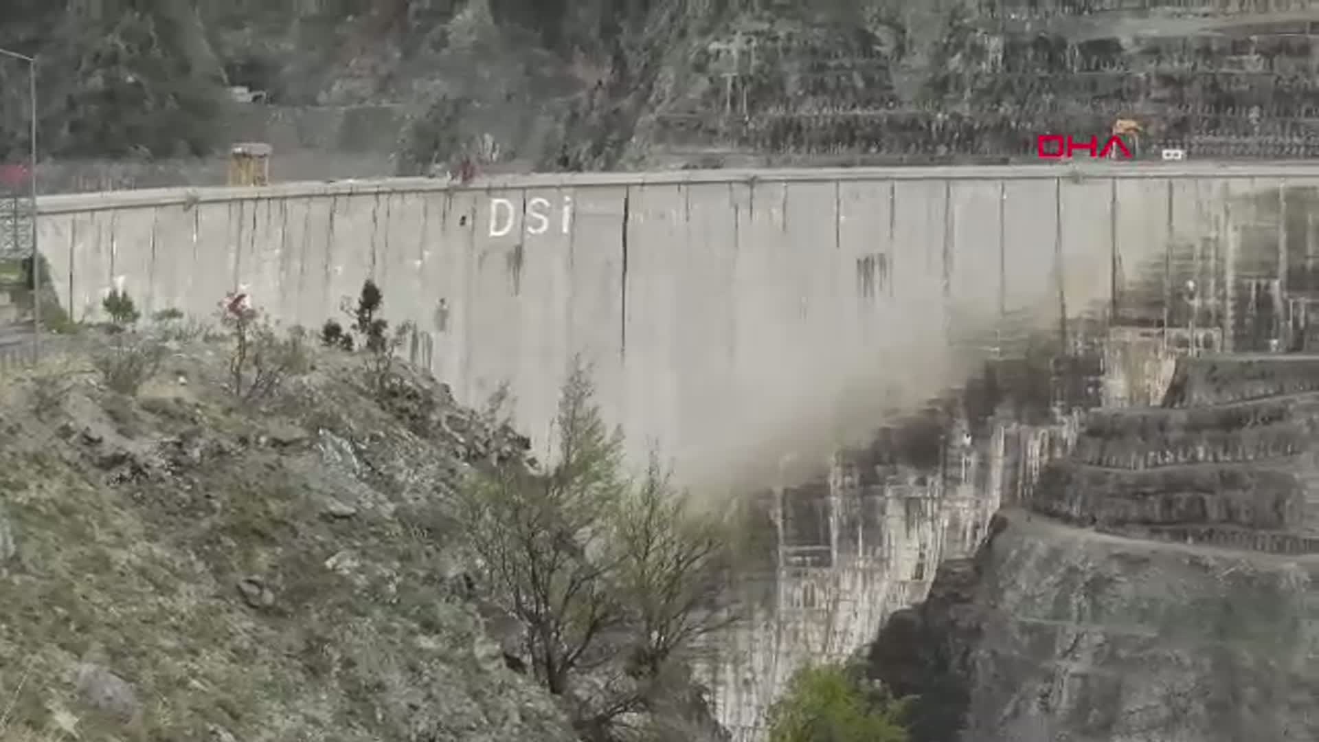 Artvin'in Dev Barajı, Adrenalin Tutkunlarını Bekliyor: Deriner'de Nefes Kesen Atlayışlar Başlıyor