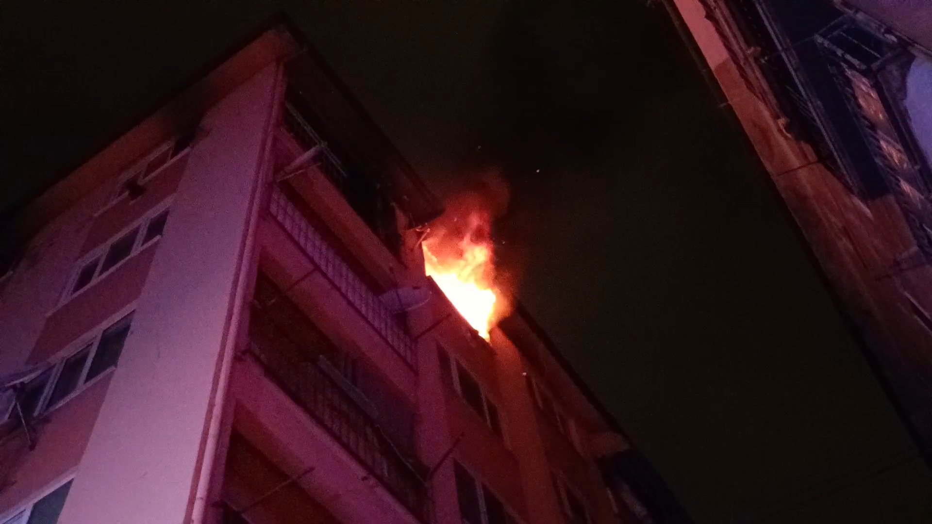 Bursa'da Apartman Dairesinde Korkutan Yangın: Daire Küle Döndü, Sakinler Tahliye Edildi