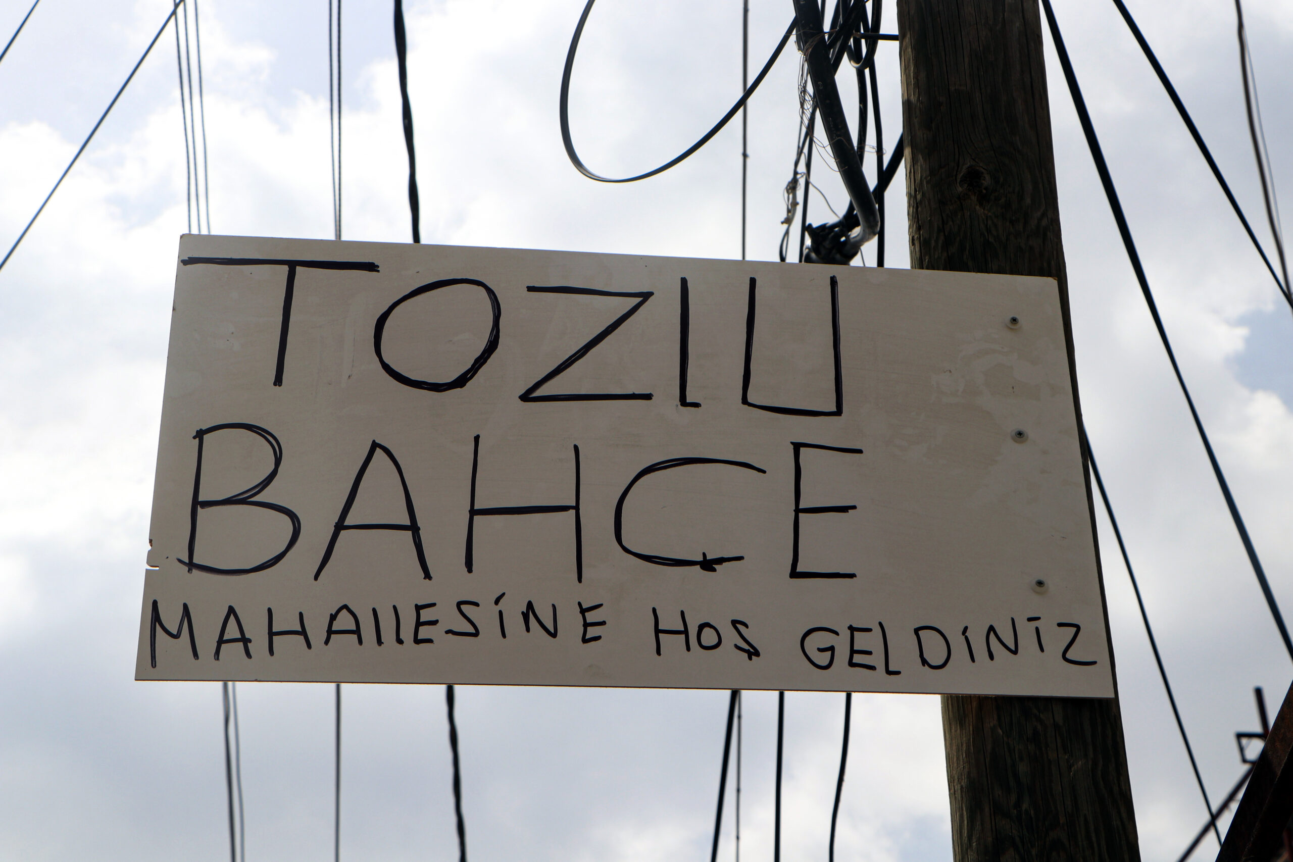 Adana'da Mahalle Sakinlerinden 'Tozlubahçe' İsyanı: Yol Sorununa Yaratıcı Tepki