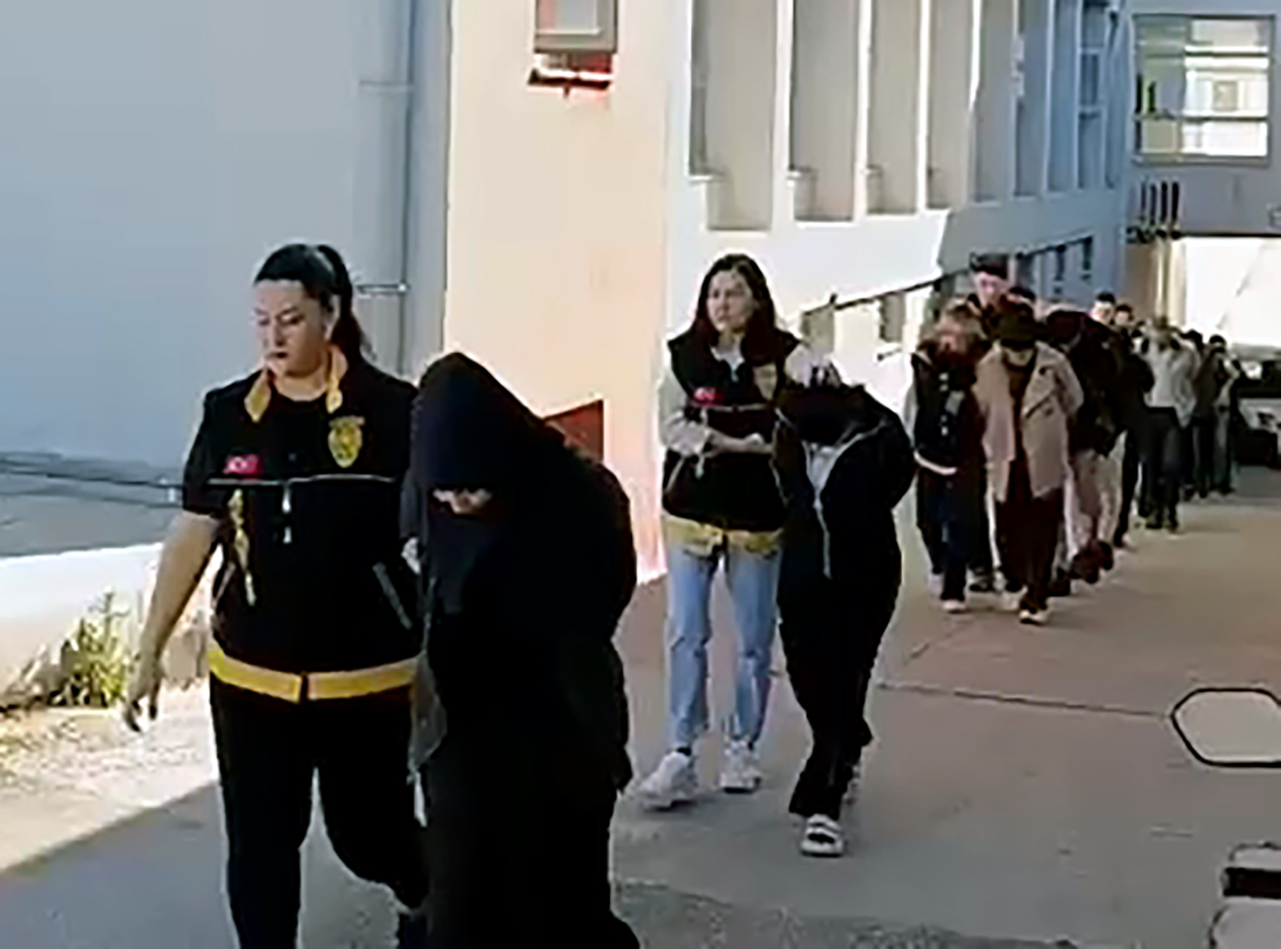 Dolandırıcı Çeteye Darbe: 14 Milyon Liralık Vurgun Yapan 28 Şüpheli Yakalandı!
