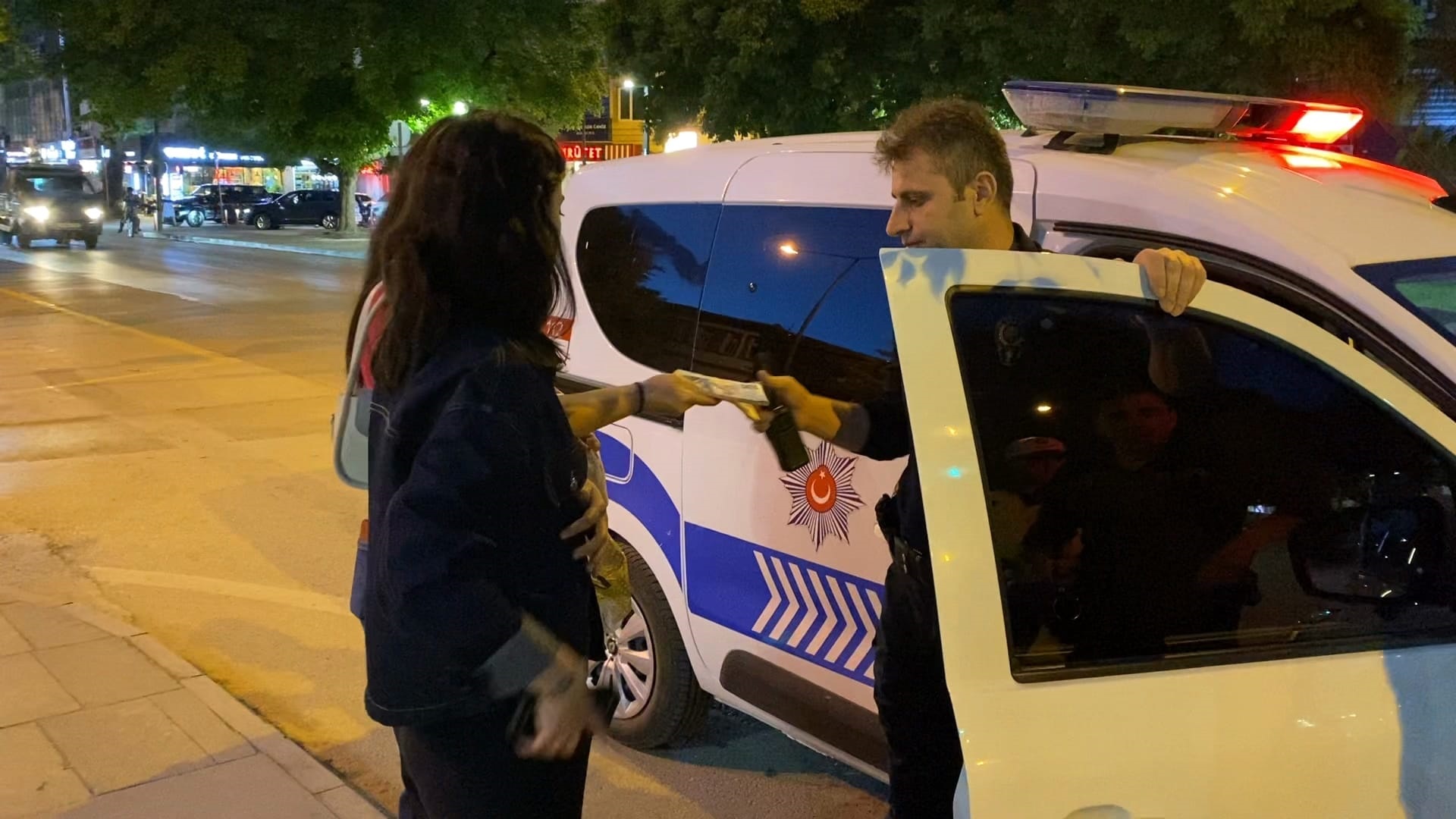 Bursa'da Altın Kalpli Vatandaş: ATM'de Unutulan 10 Bin TL'yi Polise Teslim Etti!