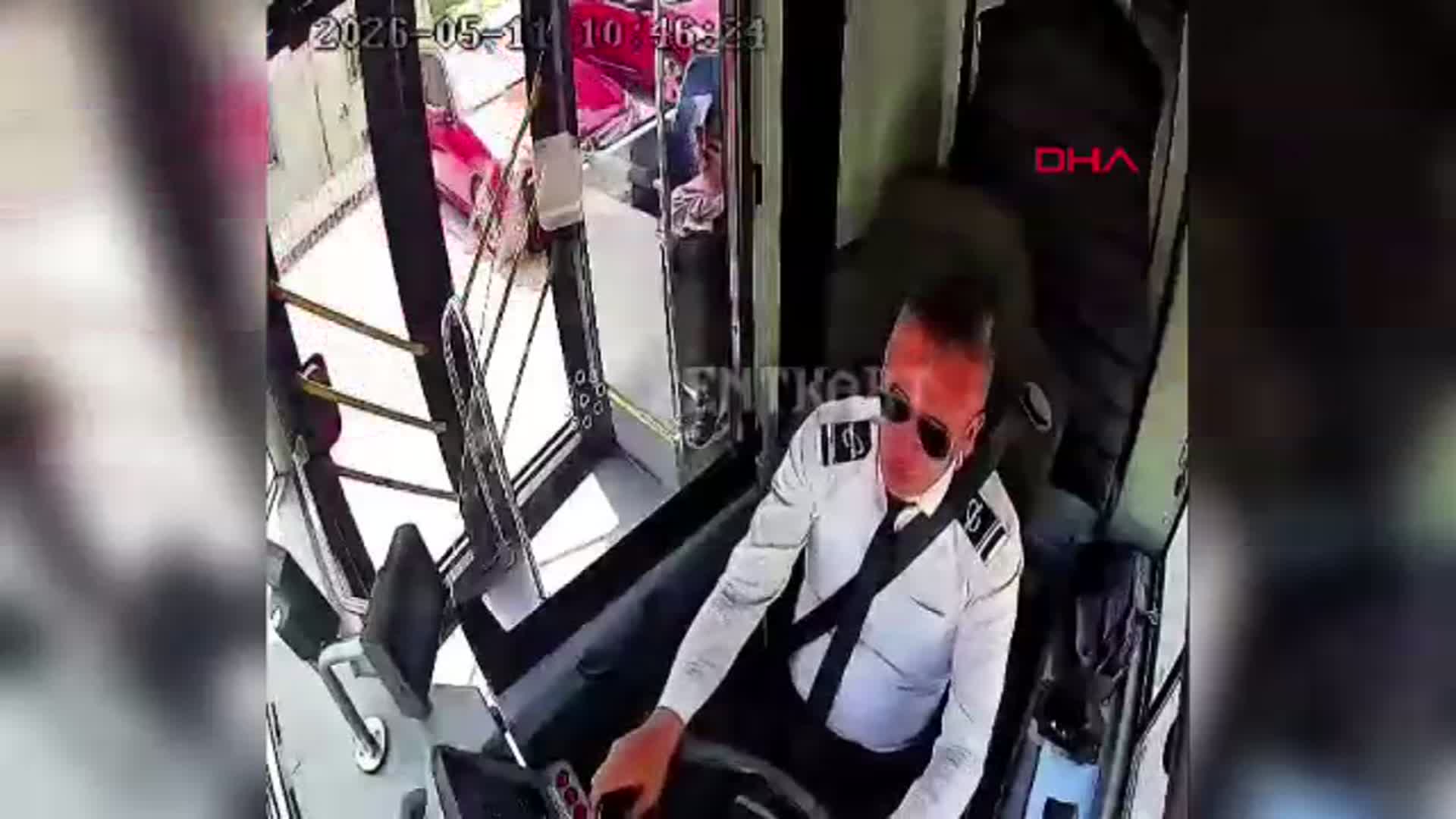 İyi Kalpli Otobüs Şoförü Yol Ortasında Ölümle Burun Buruna Gelen Kaplumbağayı Kurtardı