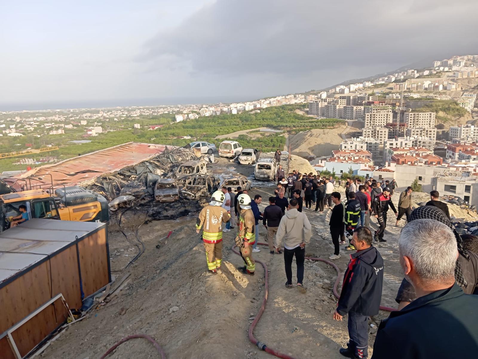 Hatay'da Şantiyede Korkutan Yangın: Konteynerler ve 8 Araç Kül Oldu