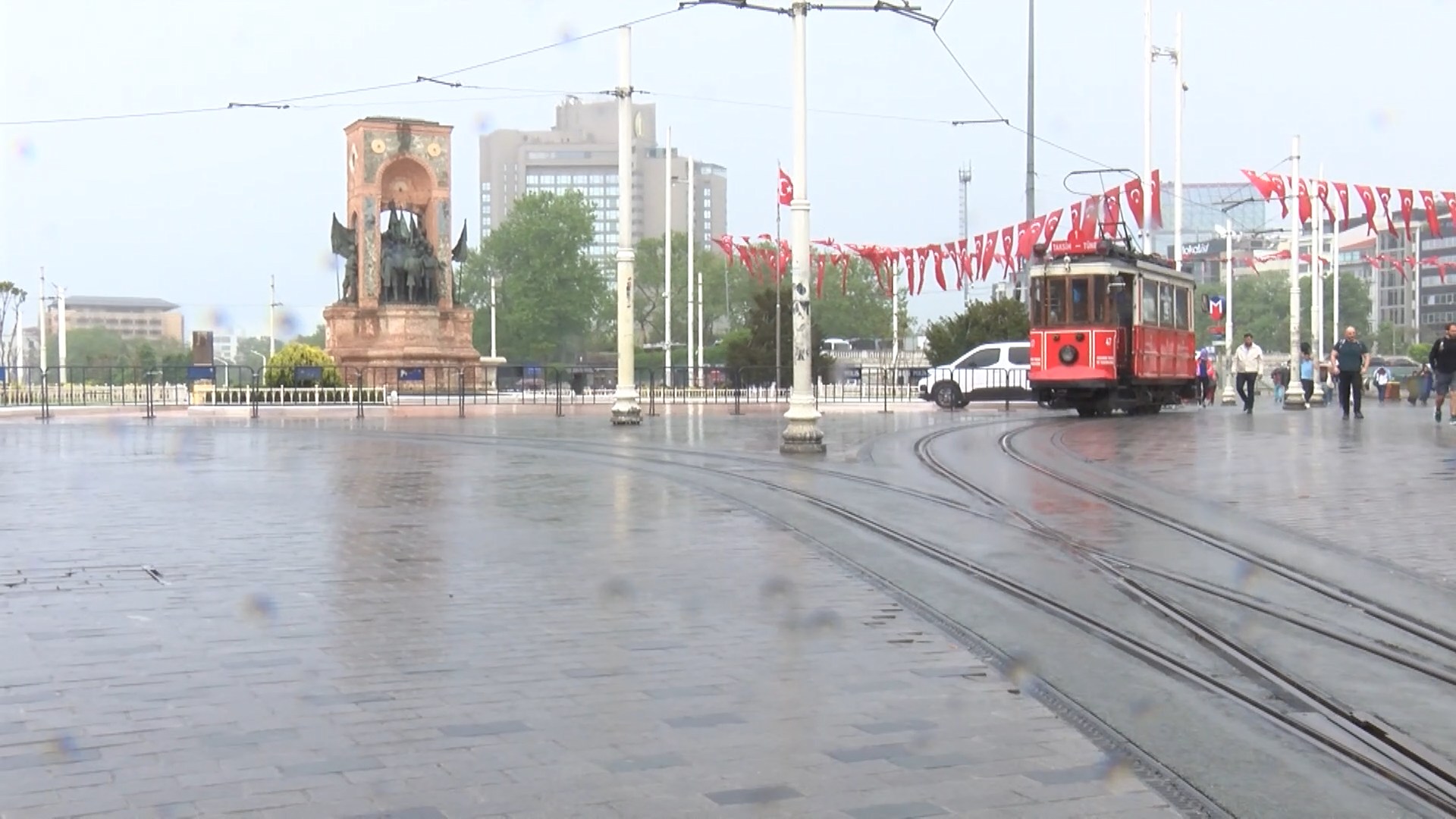 Taksim'de Sürpriz Yağmur: Vatandaşlar Çanta ve Kartonlarla Hayatta Kalma Mücadelesi Verdi