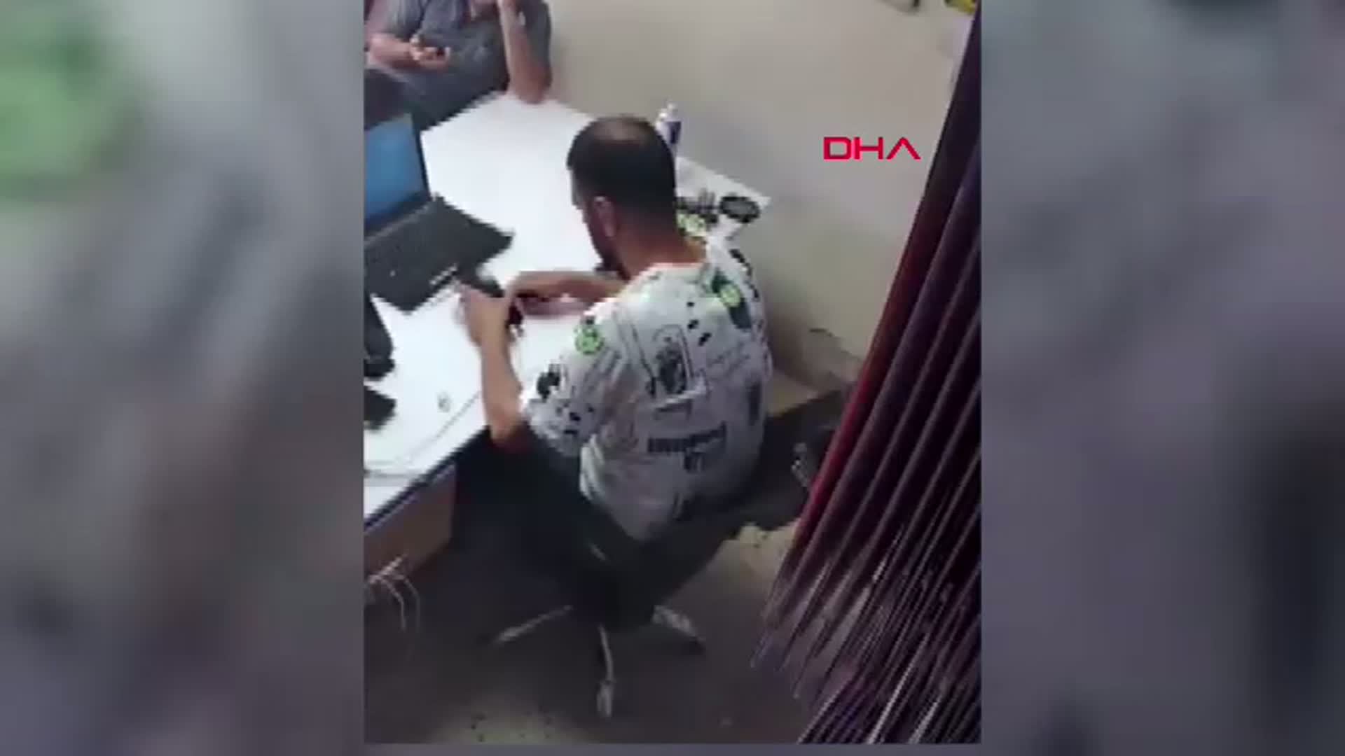 Adana'da Cep Telefonu Tamiri Facianın Eşiğinden Döndü: Batarya Pata Pata Alev Aldı!