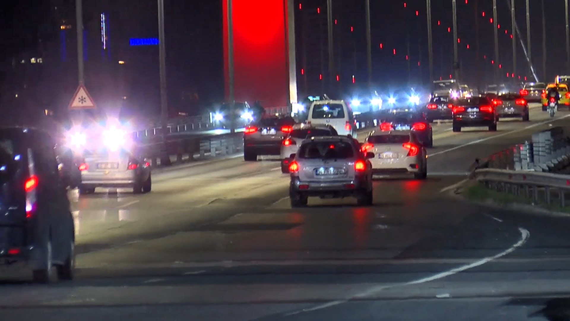 İstanbulda dönüş trafiği köprülerde etkisini gösterdi