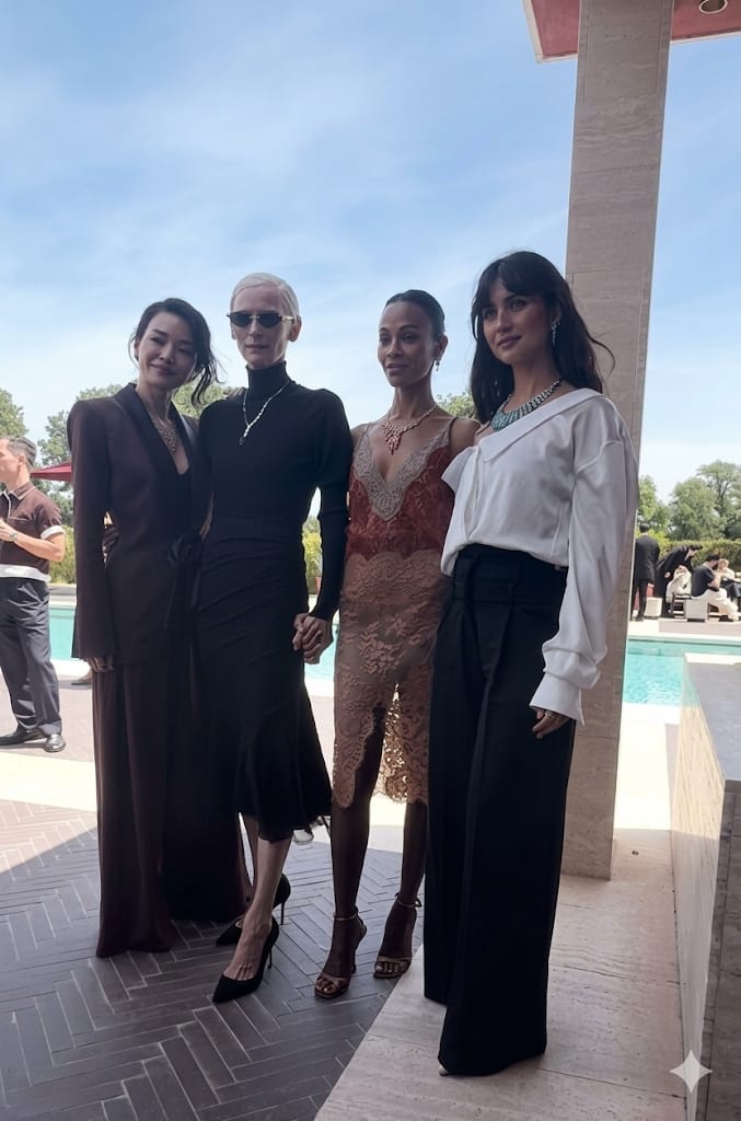 Tuba Büyüküstün’den Saint Tropez çıkarması